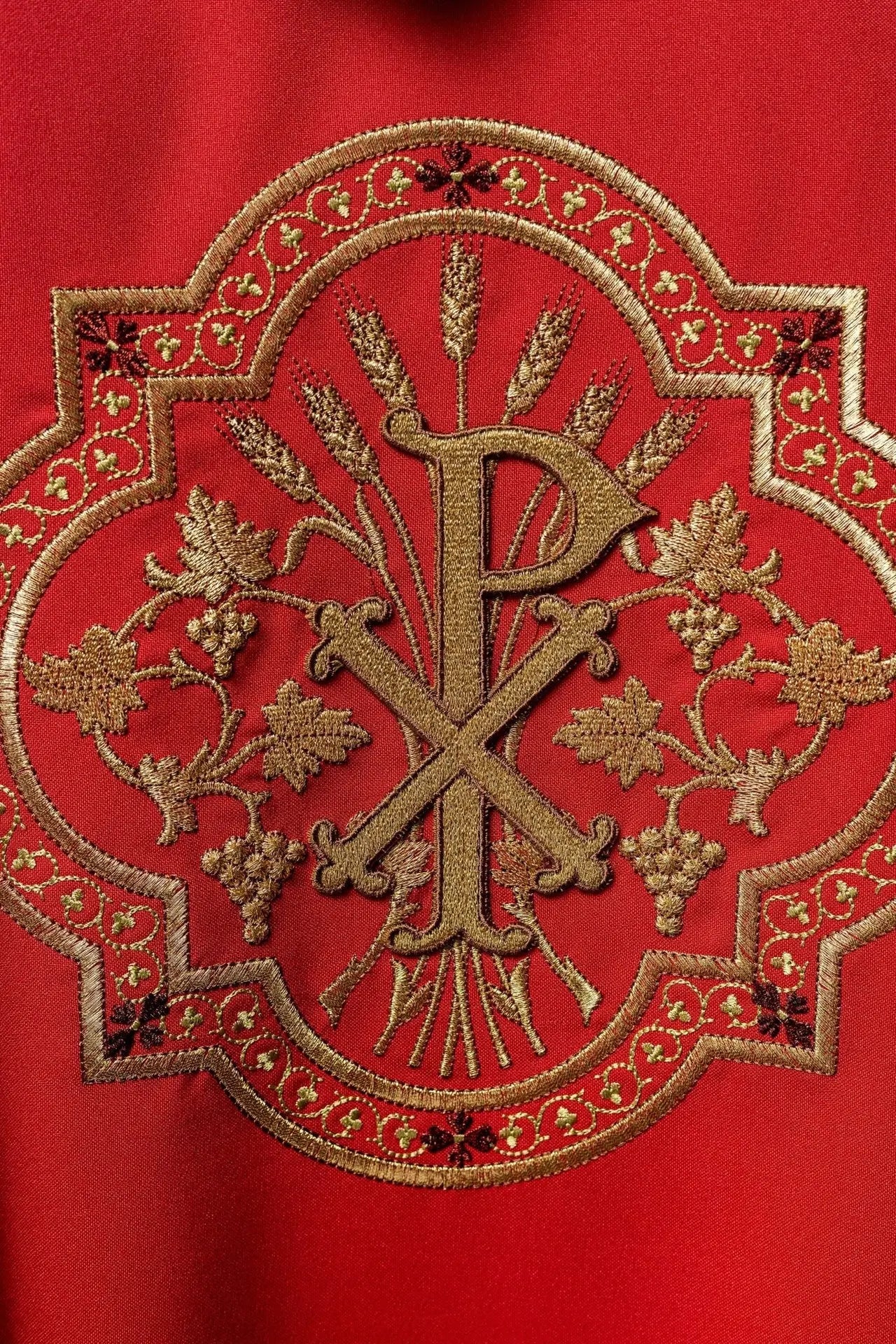 Chasuble rouge avec broderie IHS et PAX