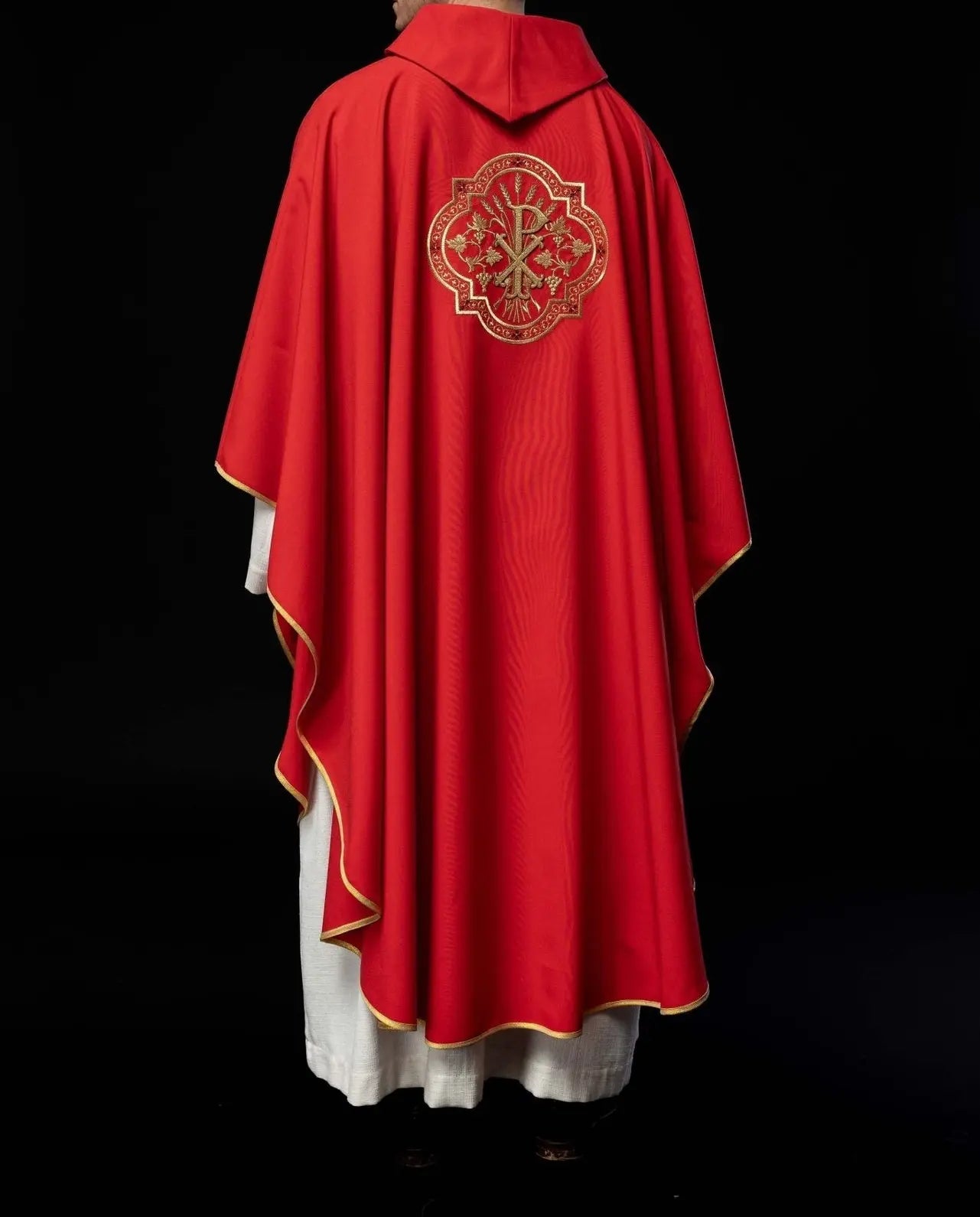 Chasuble rouge avec broderie IHS et PAX
