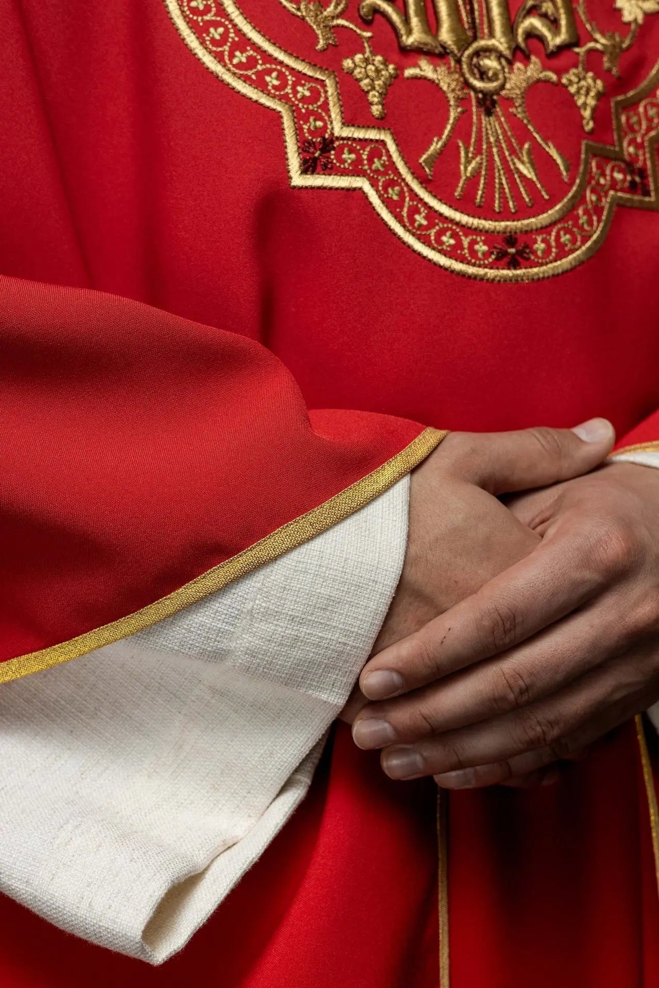 Chasuble rouge avec broderie IHS et PAX