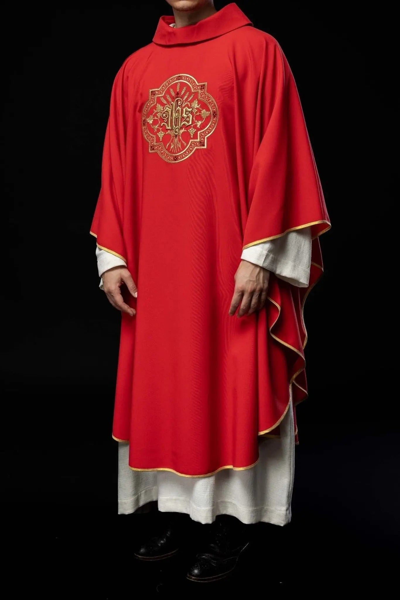 Chasuble rouge avec broderie IHS et PAX