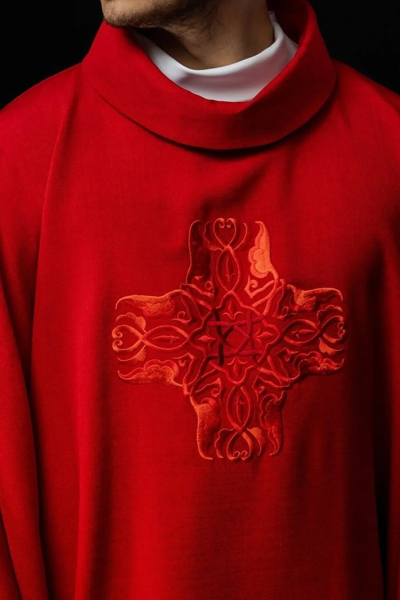 Chasuble rouge avec broderie de la Croix