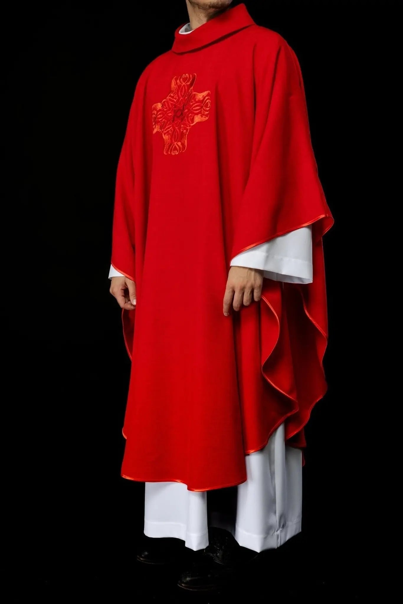 Chasuble rouge avec broderie de la Croix