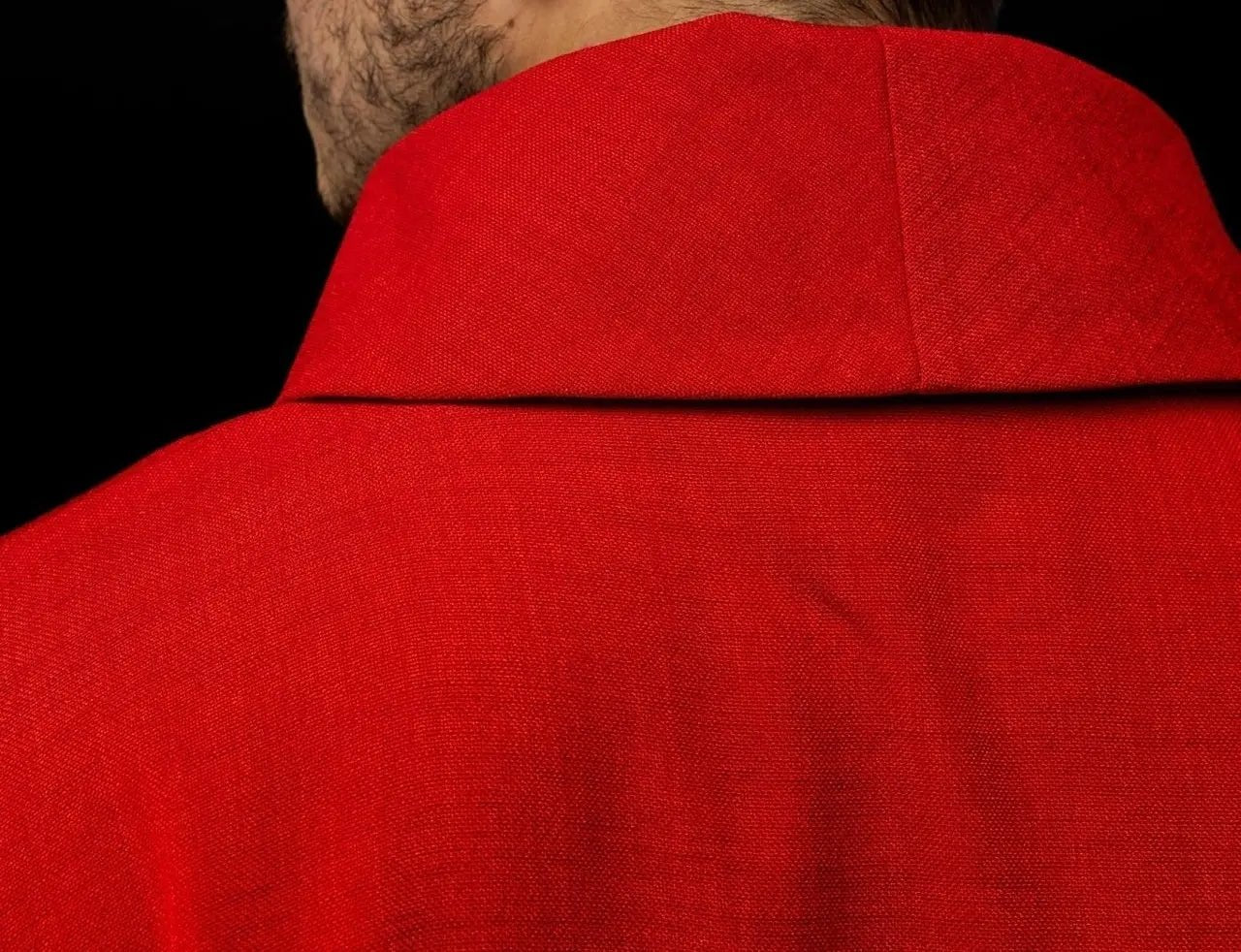 Chasuble rouge avec broderie de la Croix