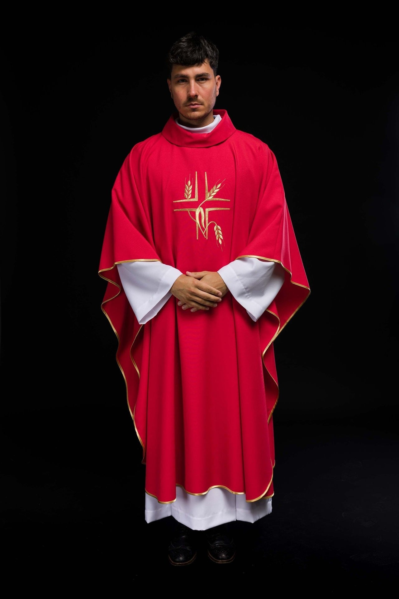 Czerwony ornat z haftem Krzyża i Kłosów