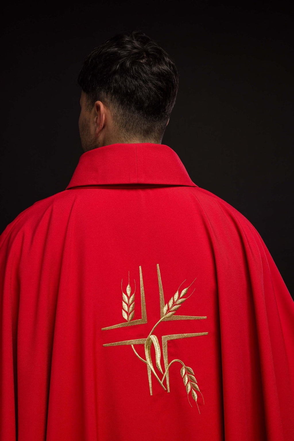 Czerwony ornat z haftem Krzyża i Kłosów