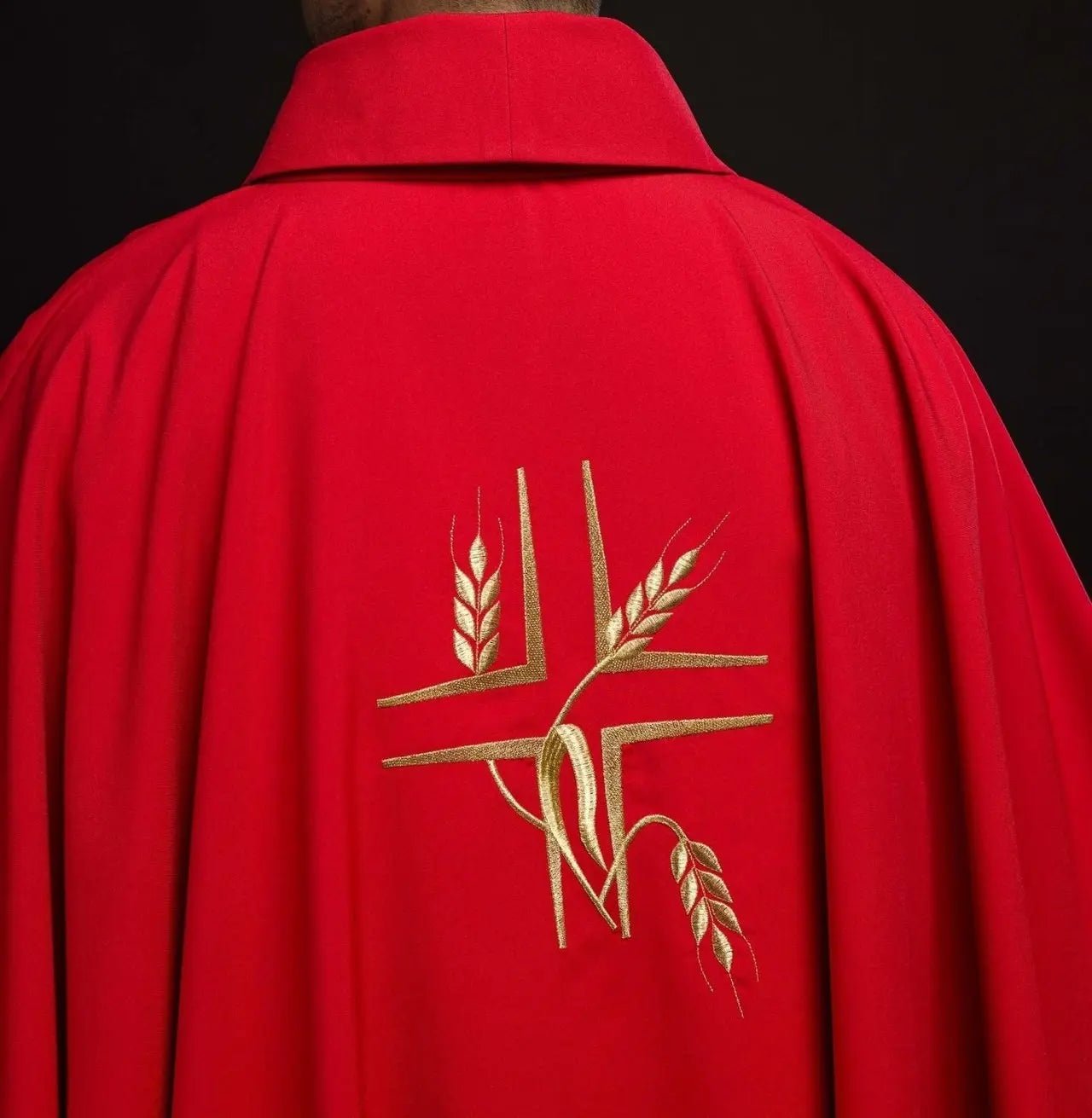 Chasuble rouge avec broderie de la Croix et des Pointes