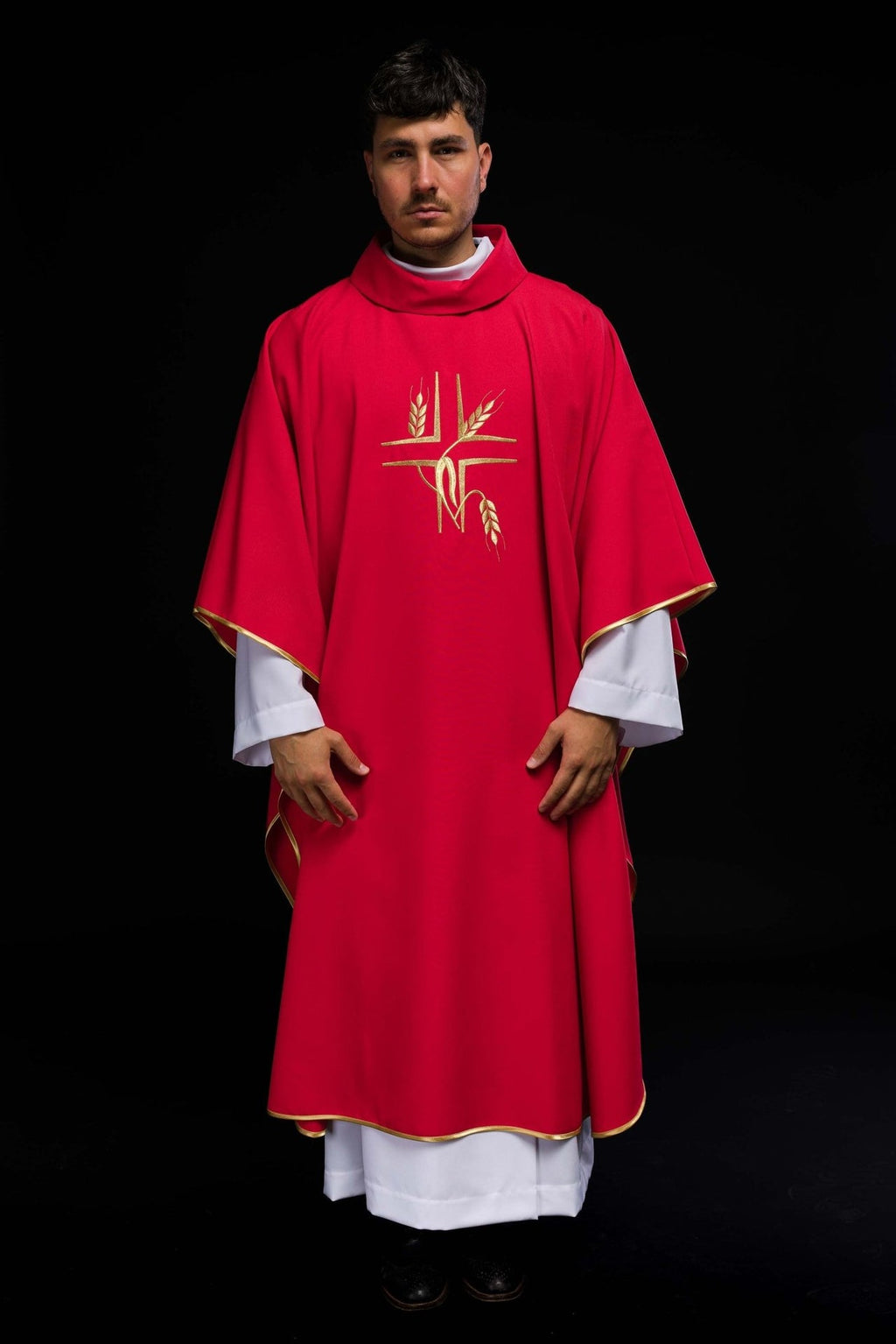 Czerwony ornat z haftem Krzyża i Kłosów