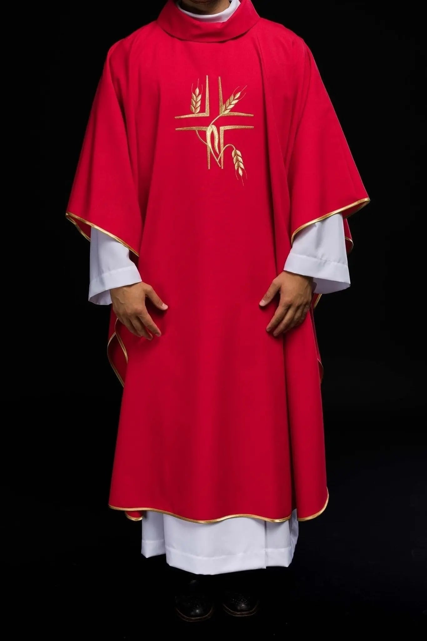 Chasuble rouge avec broderie de la Croix et des Pointes
