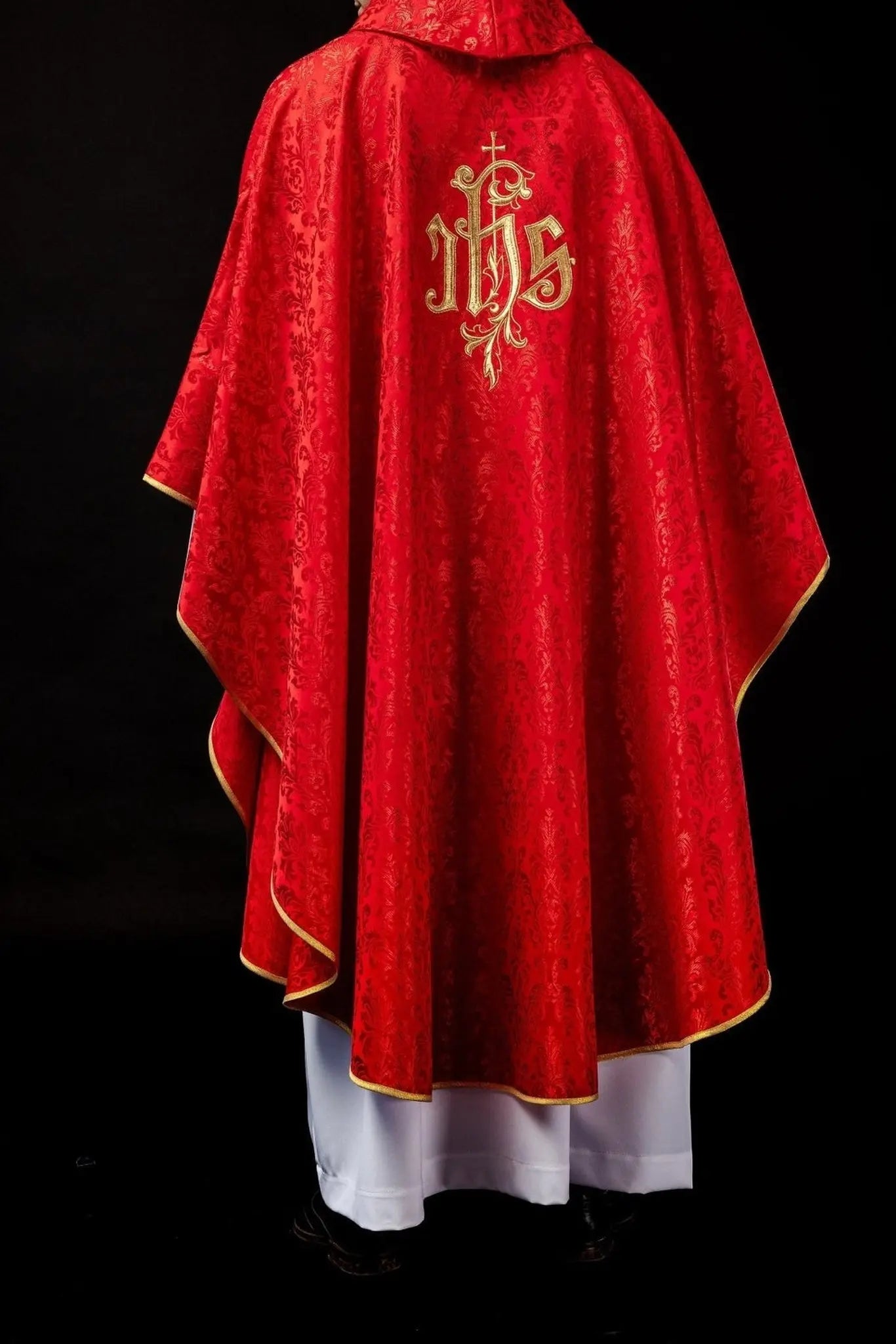 Chasuble rouge avec motif IHS brodé sur tissu décoratif