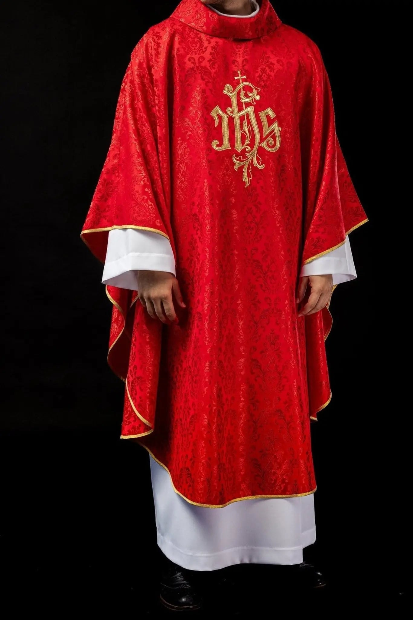 Chasuble rouge avec motif IHS brodé sur tissu décoratif
