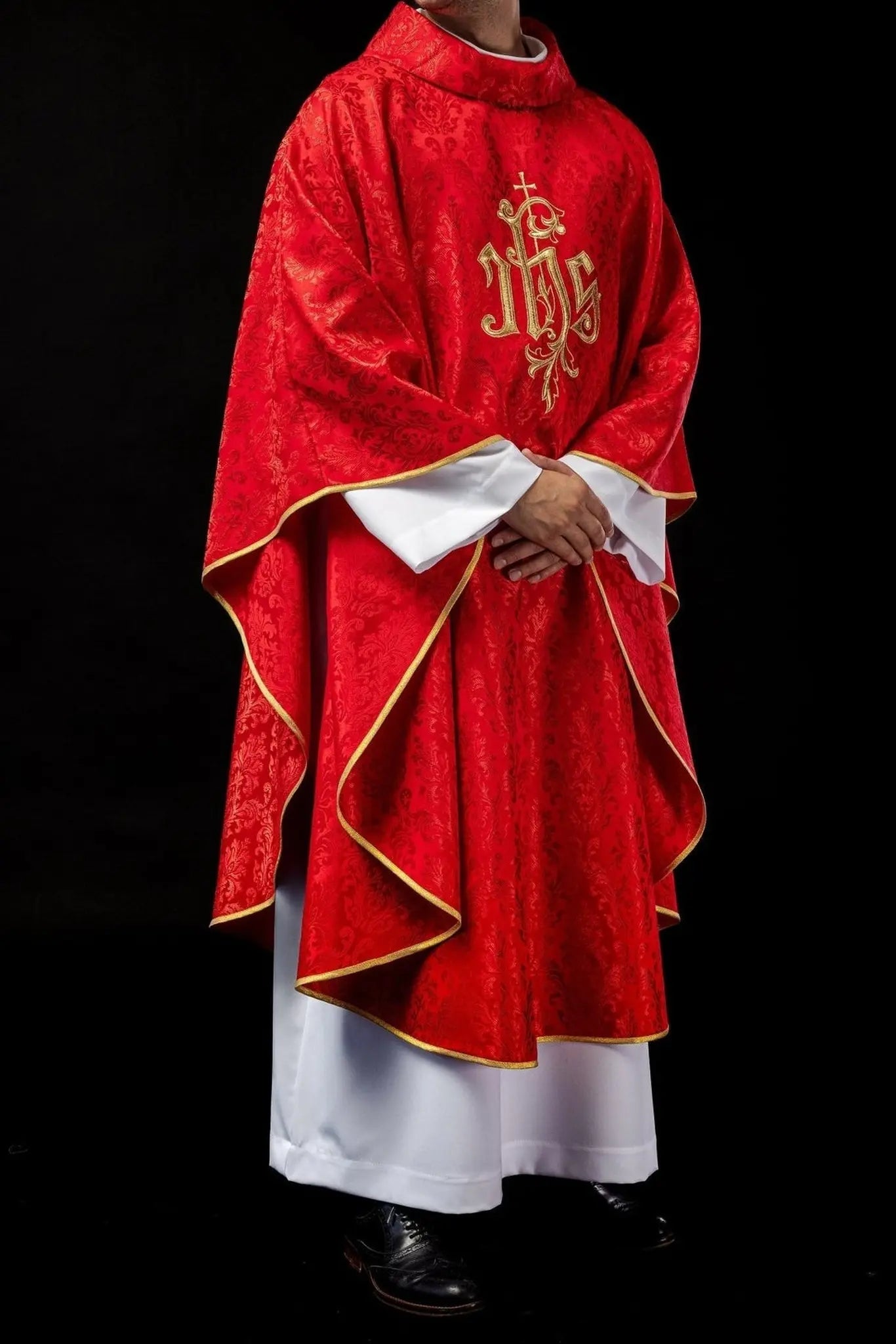 Chasuble rouge avec motif IHS brodé sur tissu décoratif