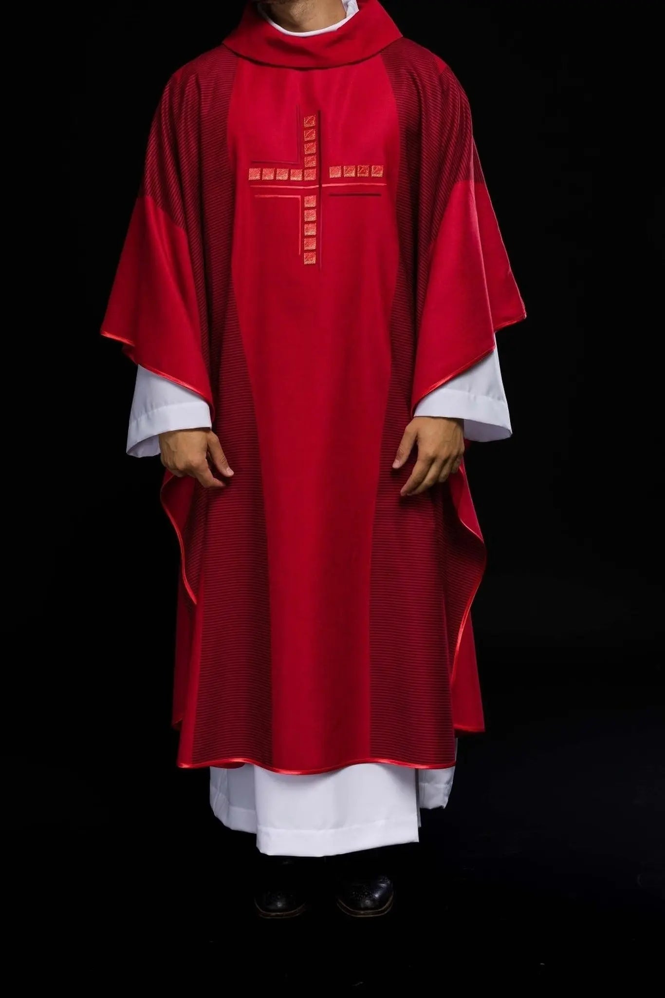 Chasuble rouge avec croix
