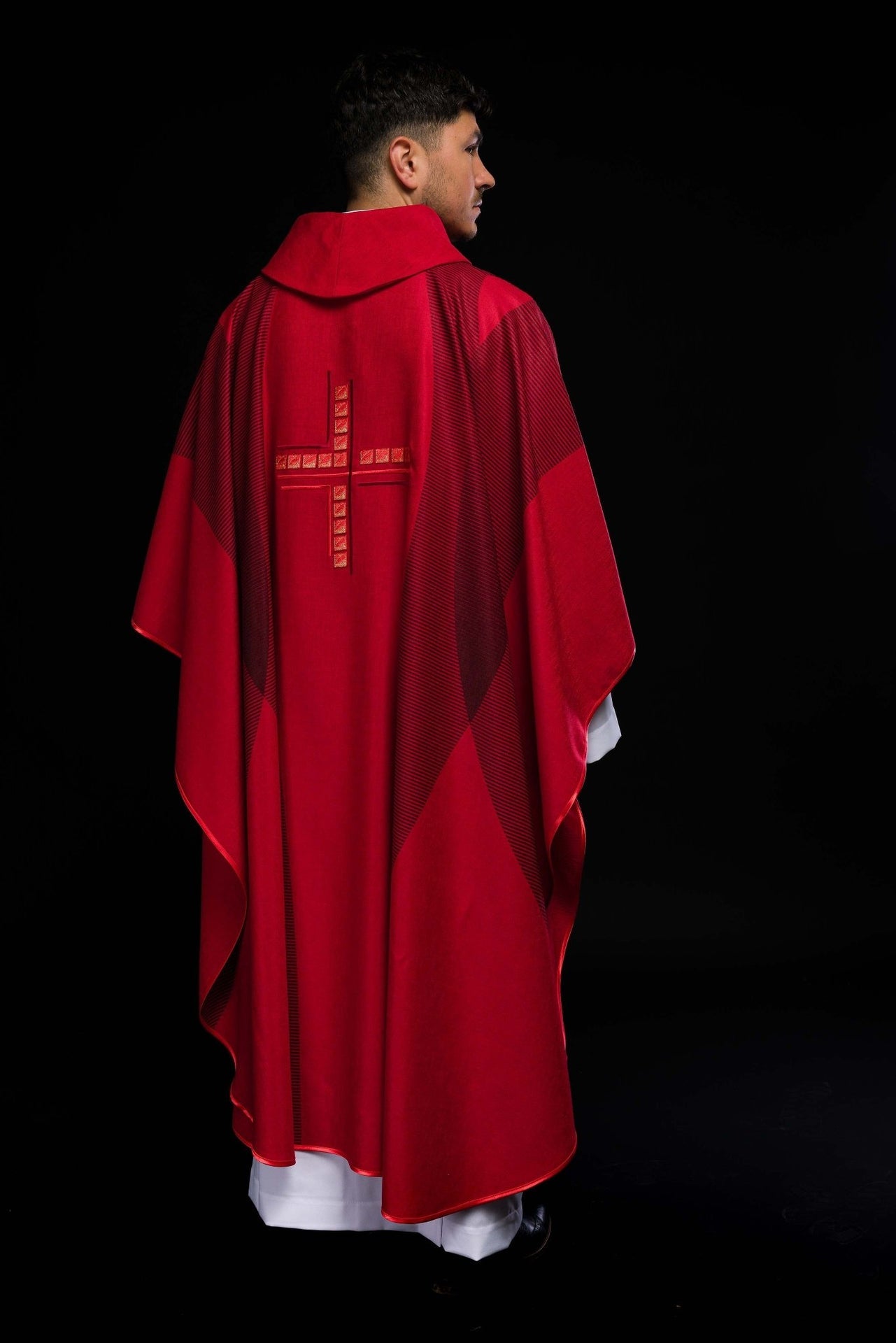 Czerwony ornat z krzyżem