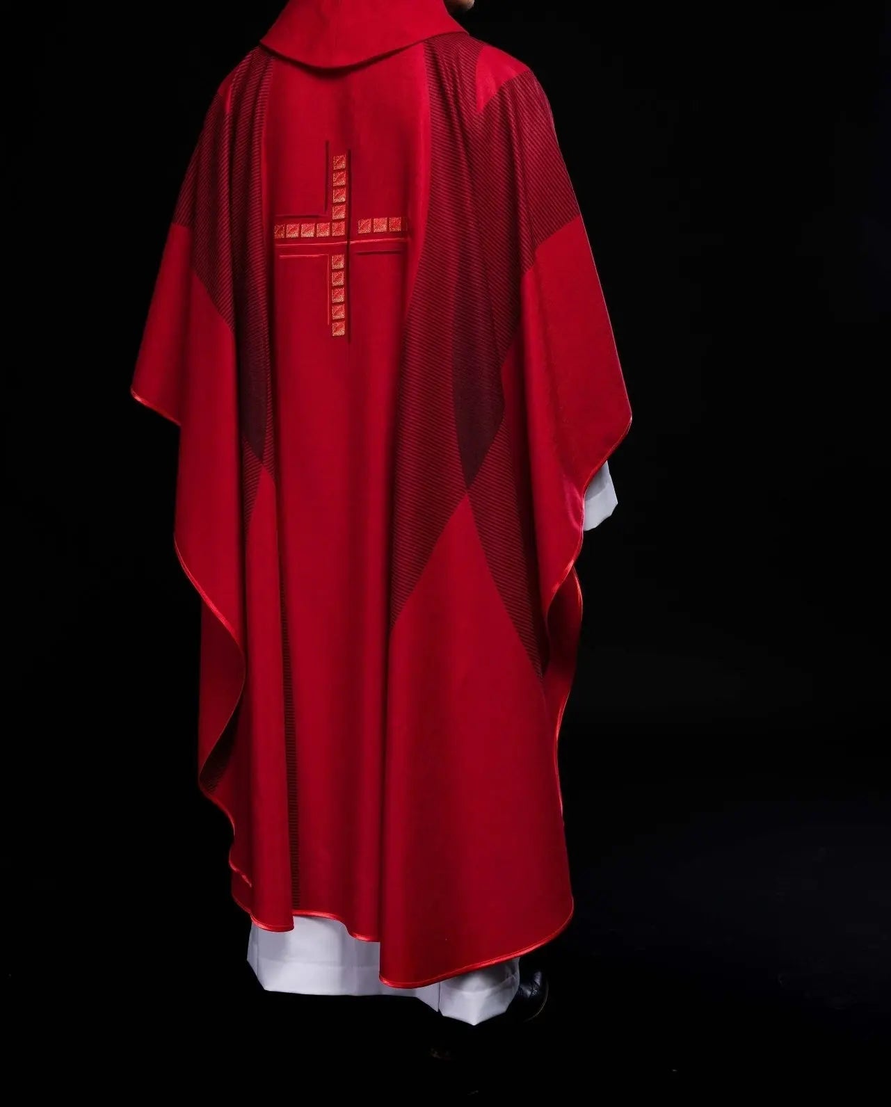 Chasuble rouge avec croix