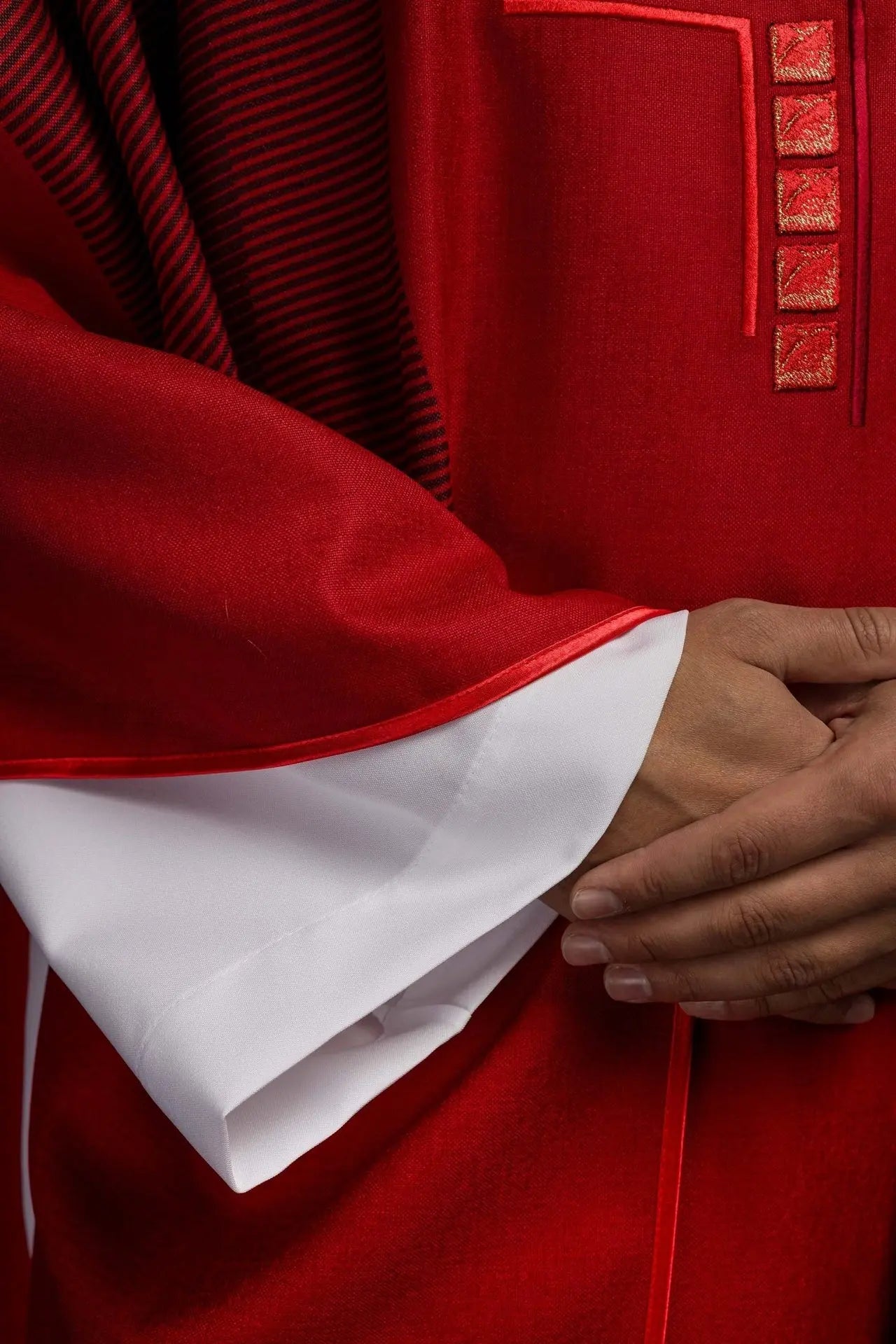 Chasuble rouge avec croix