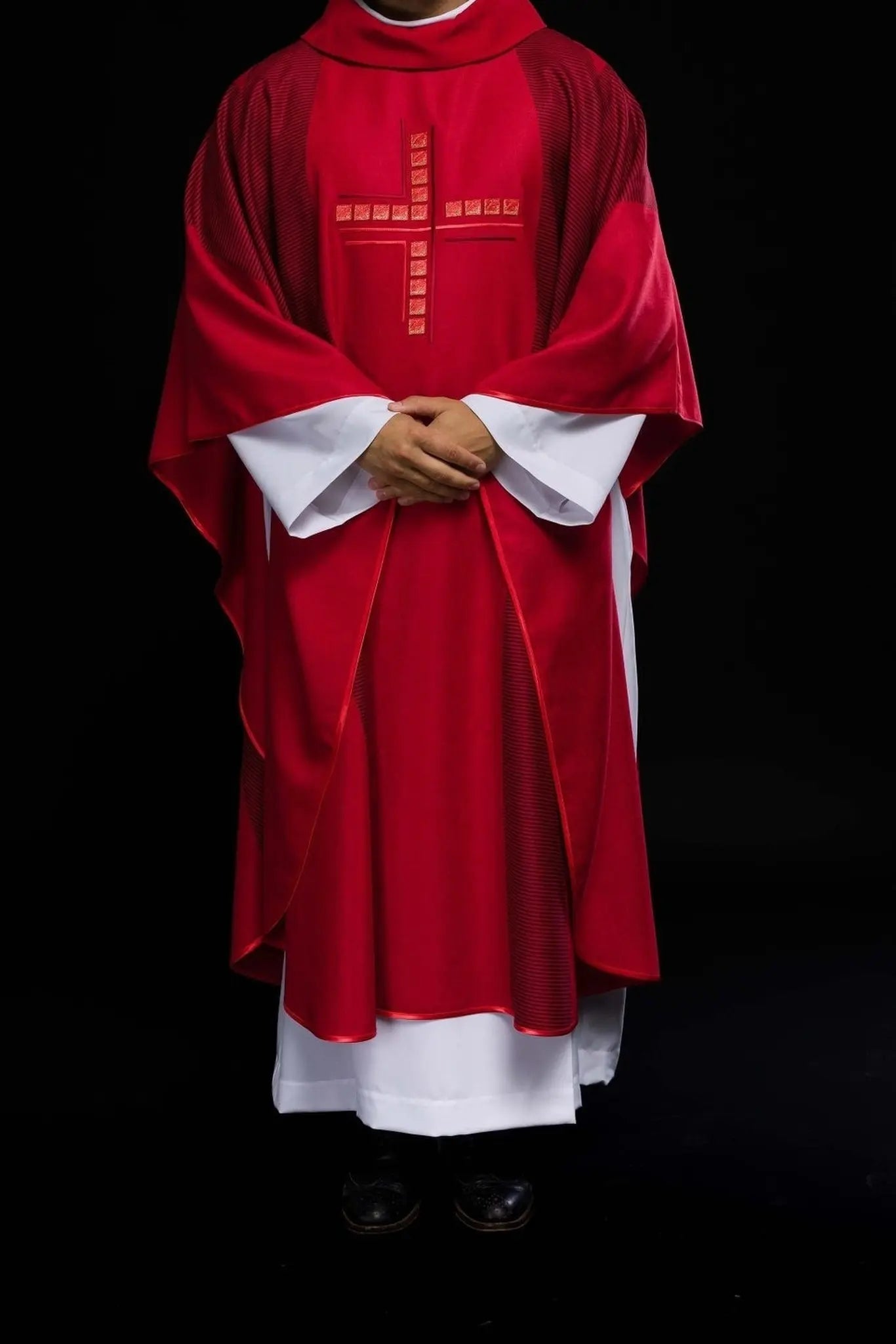 Chasuble rouge avec croix
