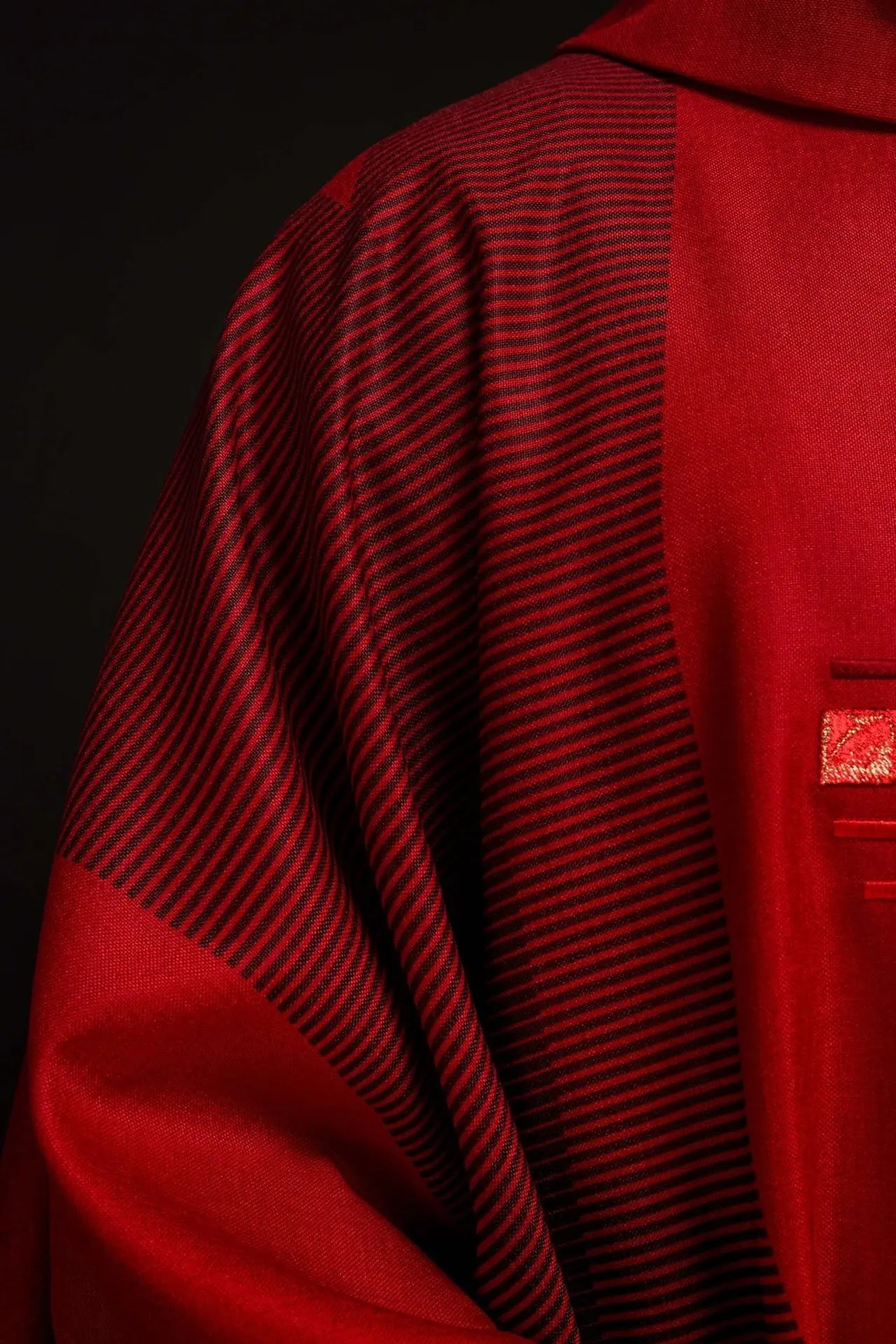 Chasuble rouge avec croix