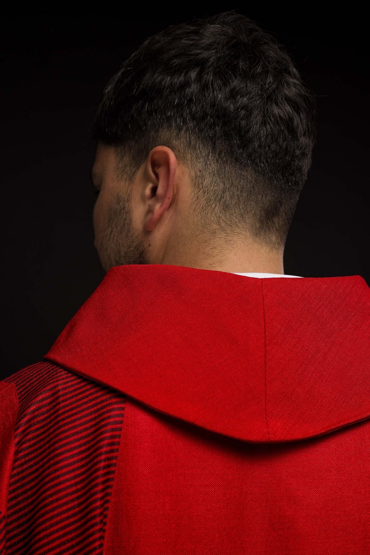 Czerwony ornat z krzyżem