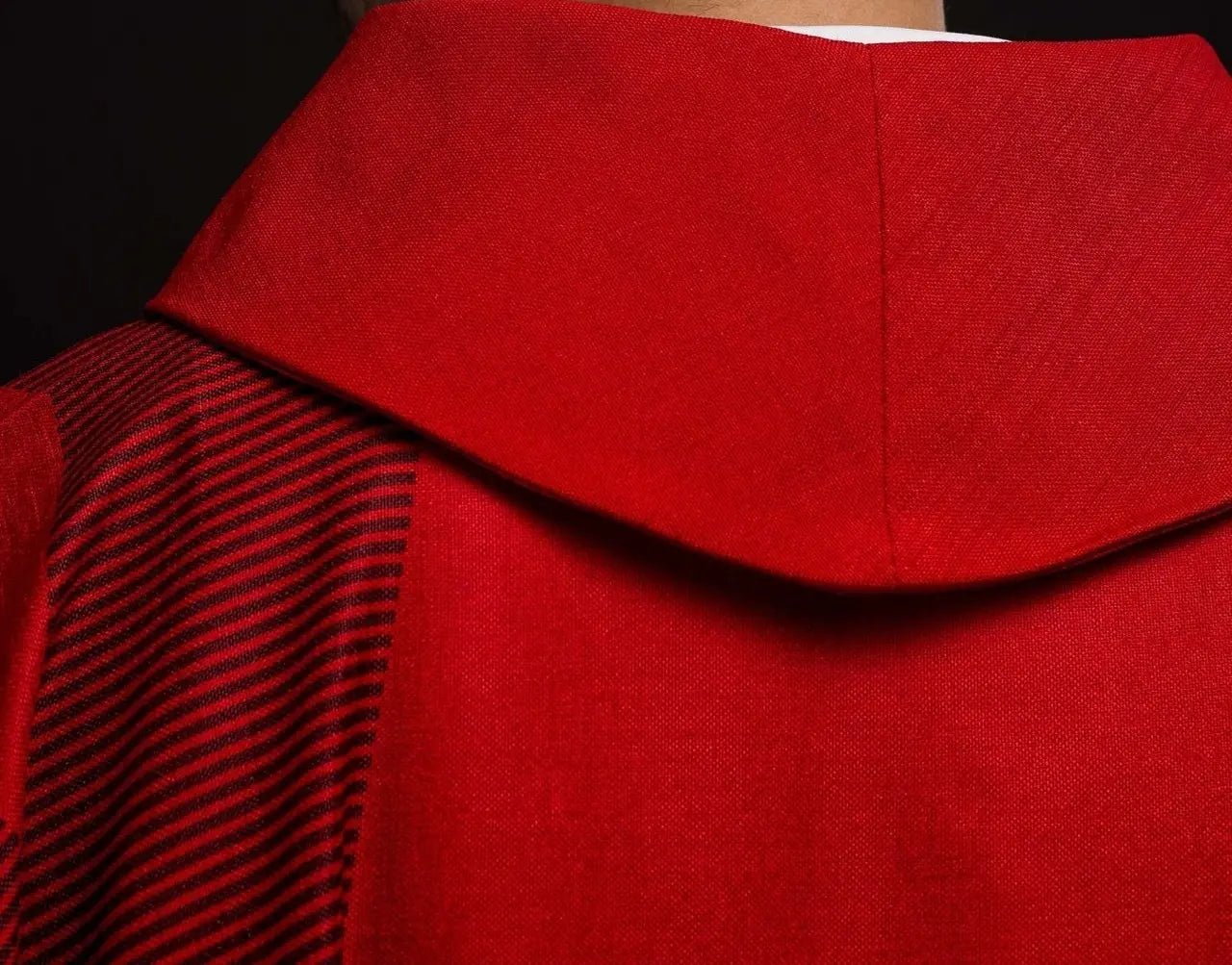 Chasuble rouge avec croix