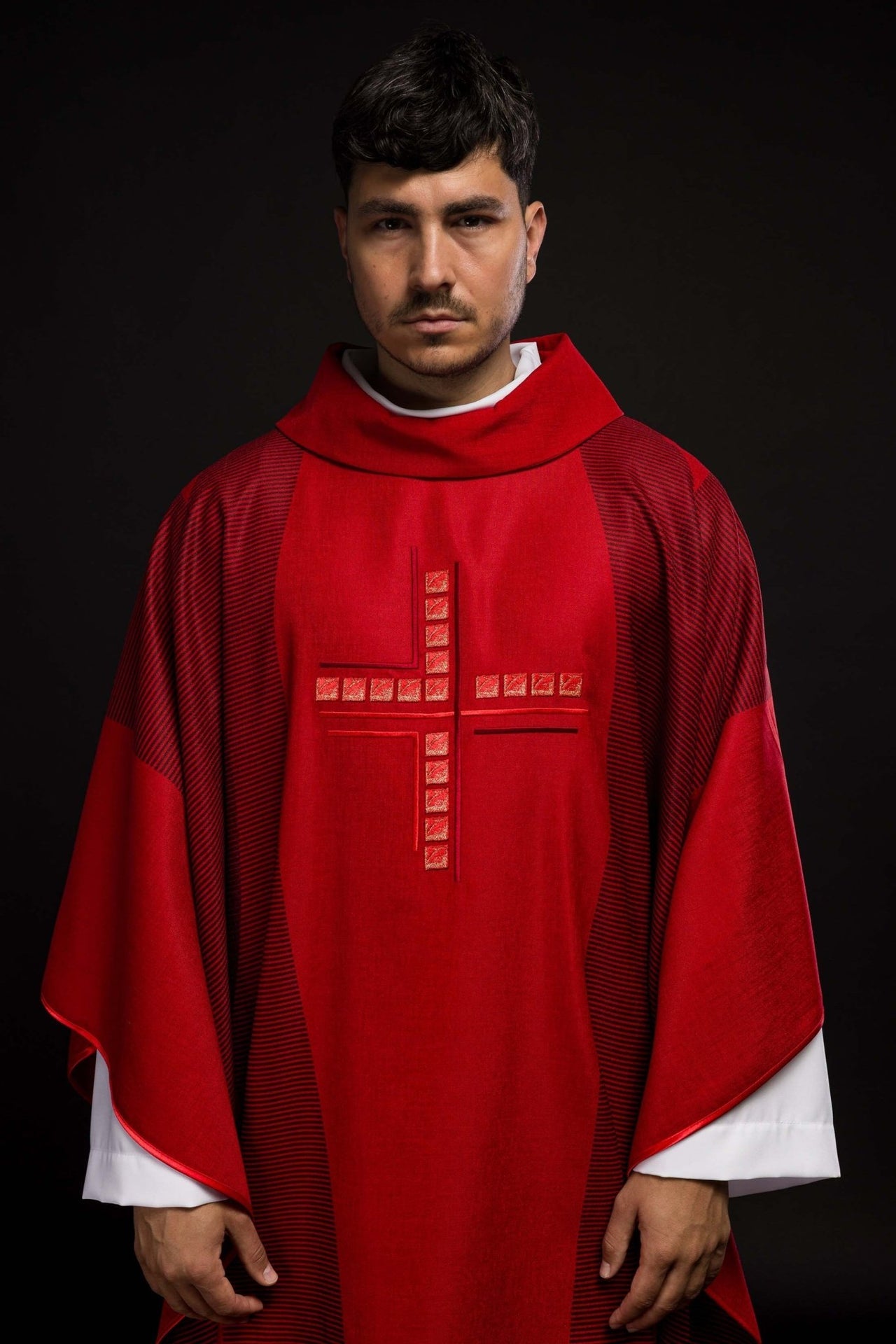 Czerwony ornat z krzyżem