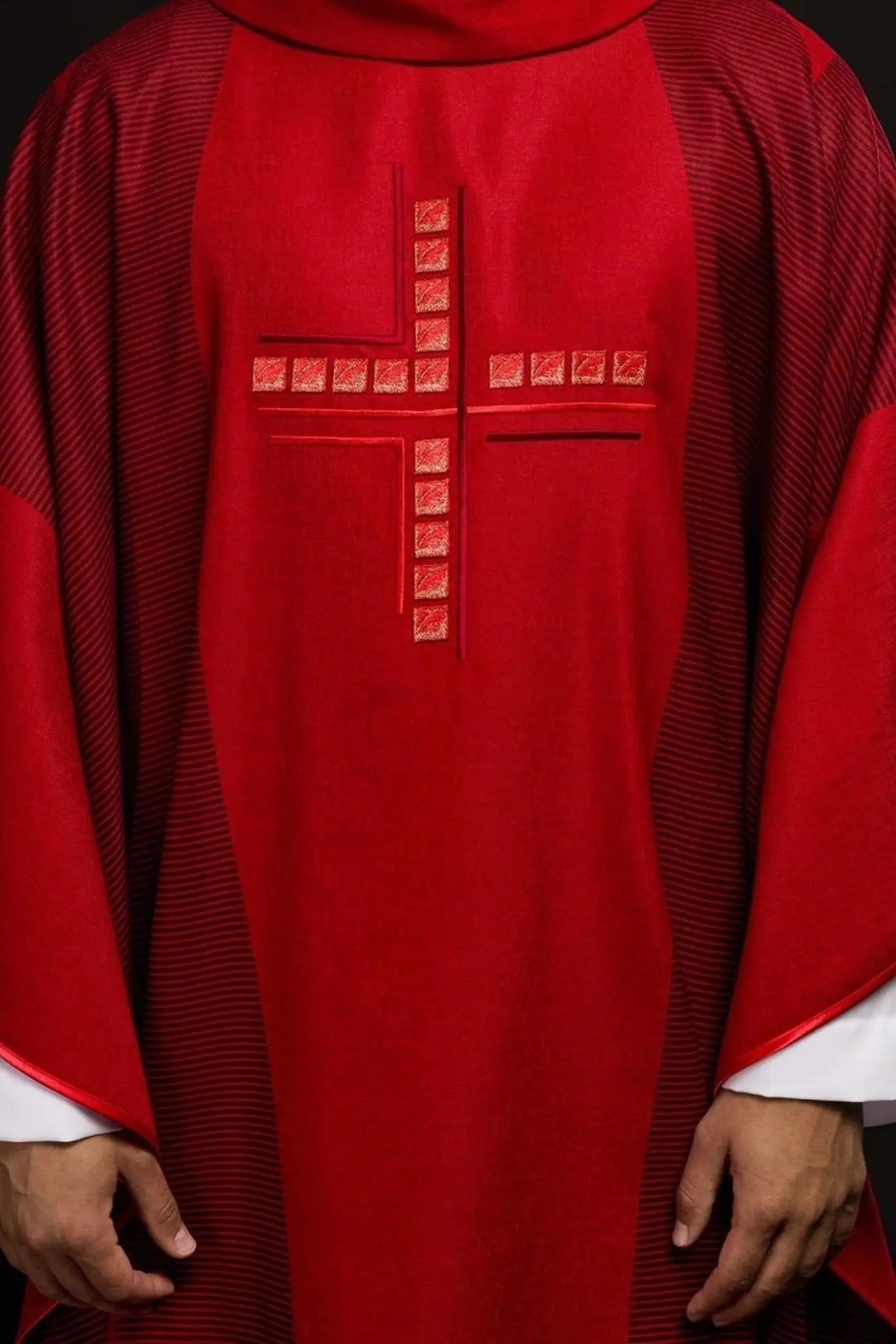 Chasuble rouge avec croix