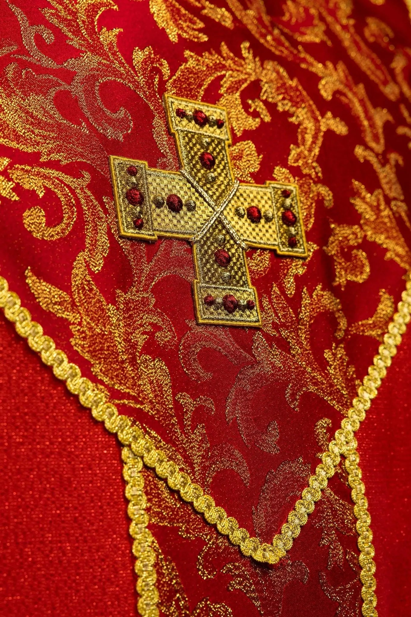 Red chasuble with cross and jacquard fabric