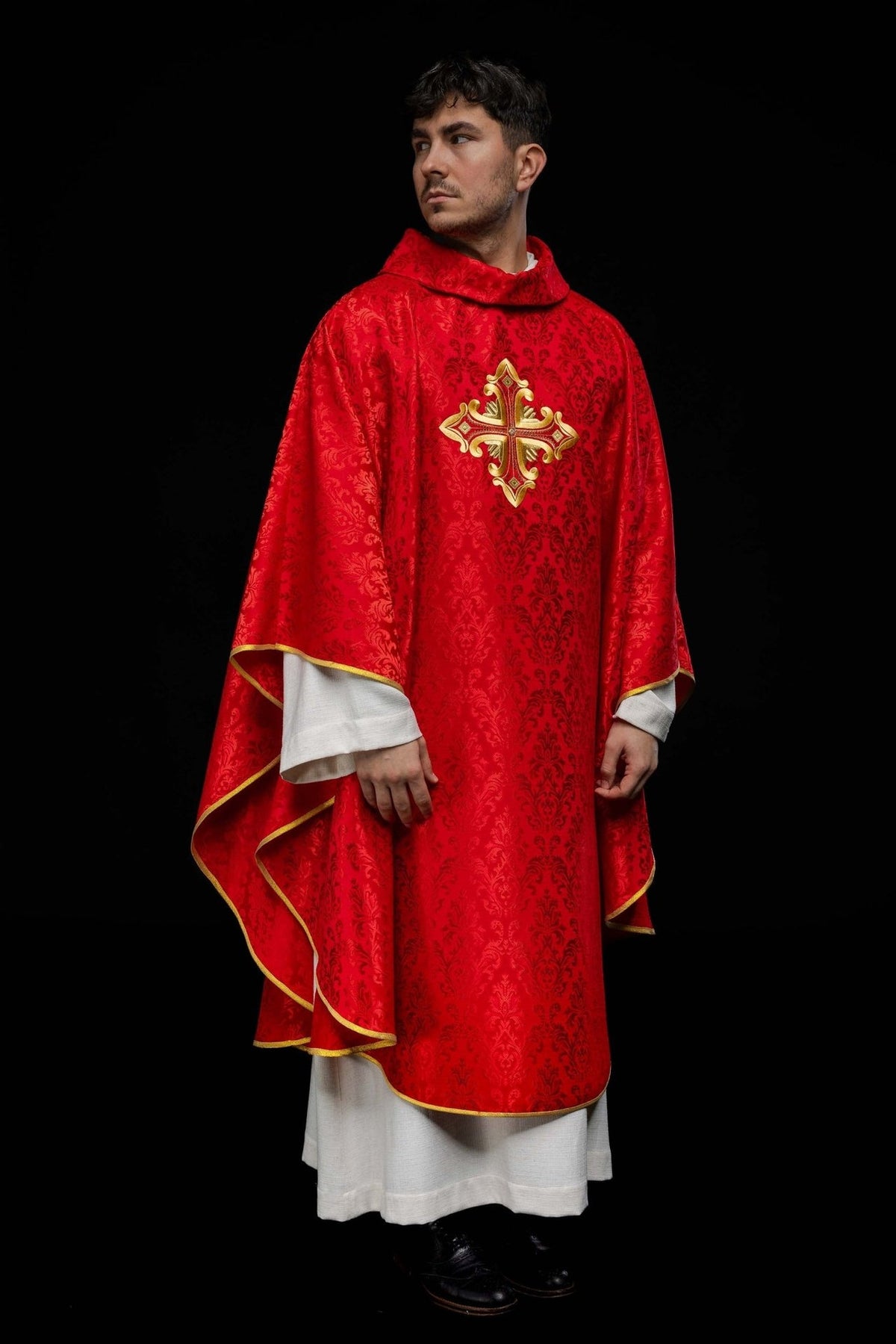 Czerwony ornat z krzyżem uszyty z wzorzystej tkaniny