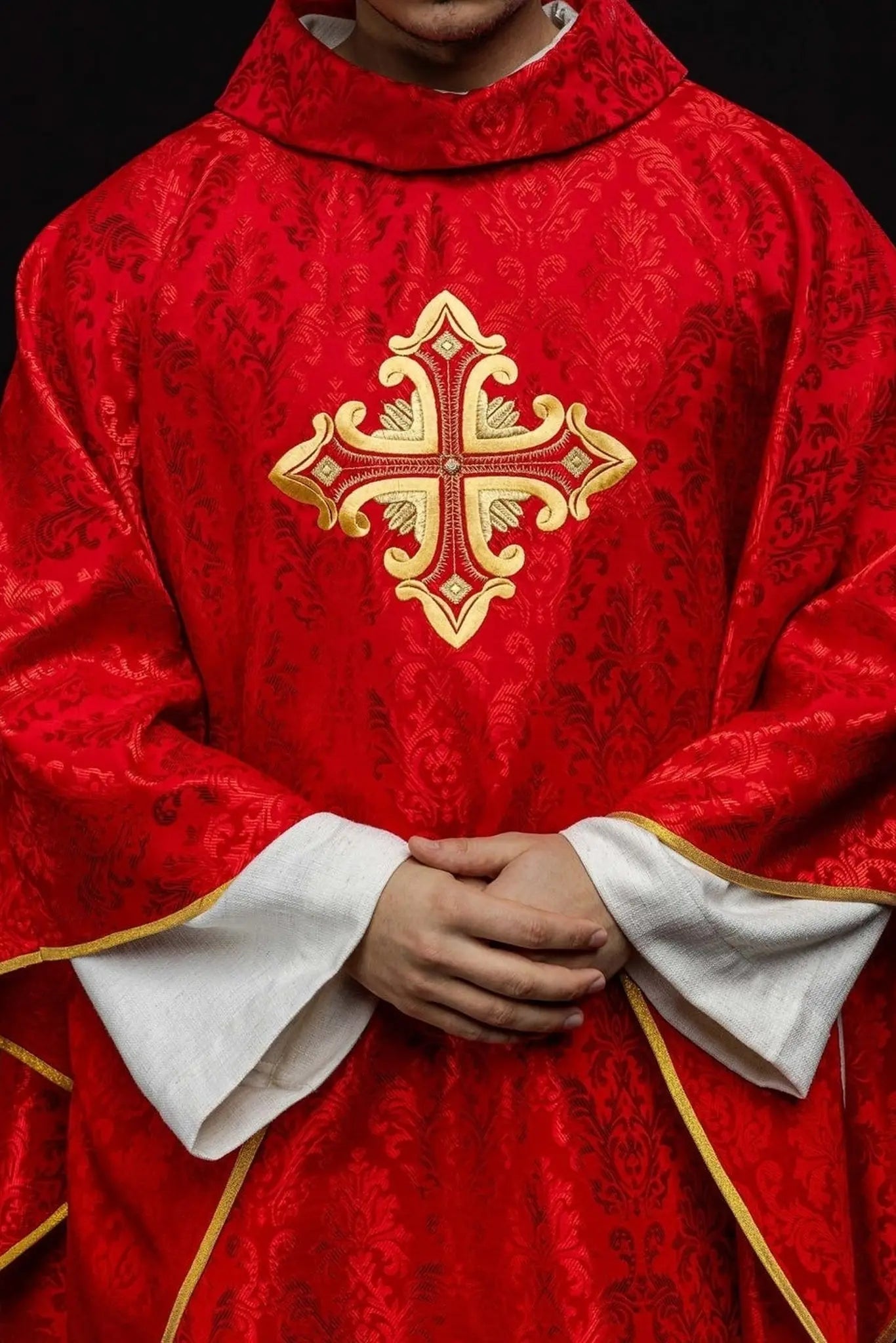 Chasuble rouge avec croix, fabriquée en tissu à motifs