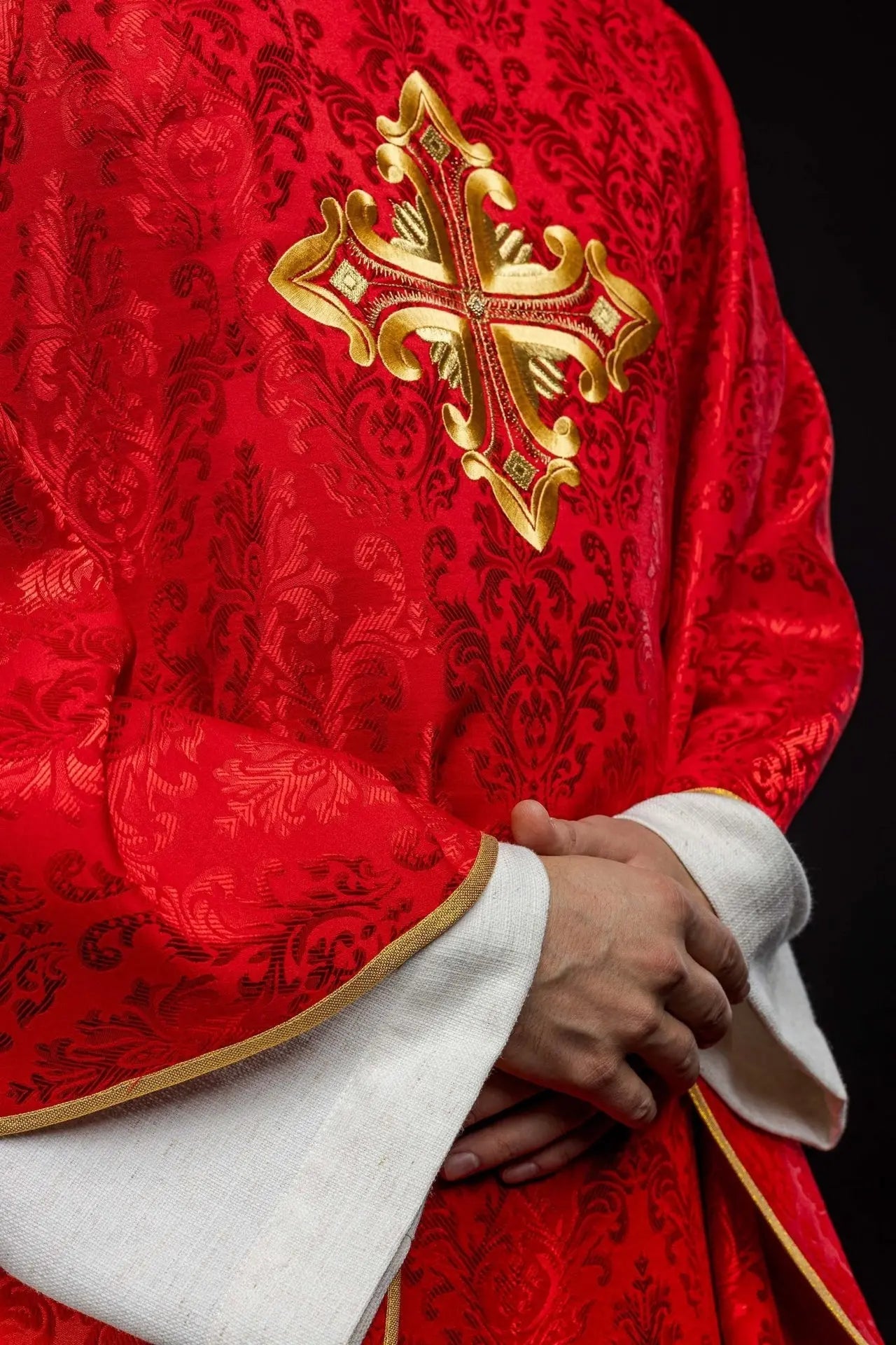 Chasuble rouge avec croix, fabriquée en tissu à motifs