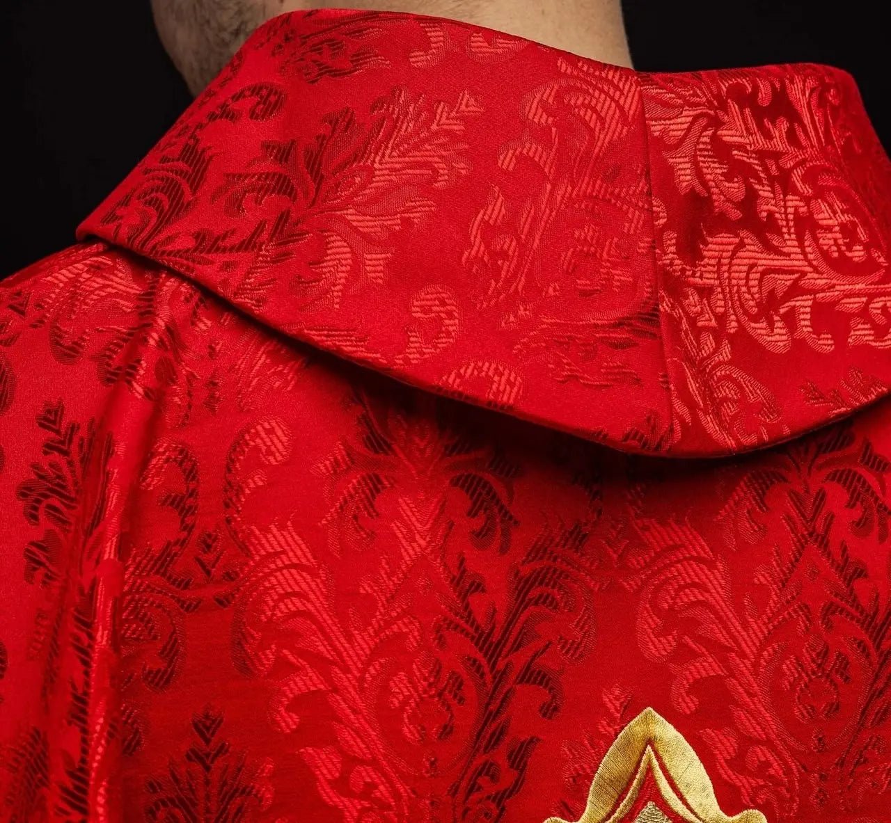 Chasuble rouge avec croix, fabriquée en tissu à motifs