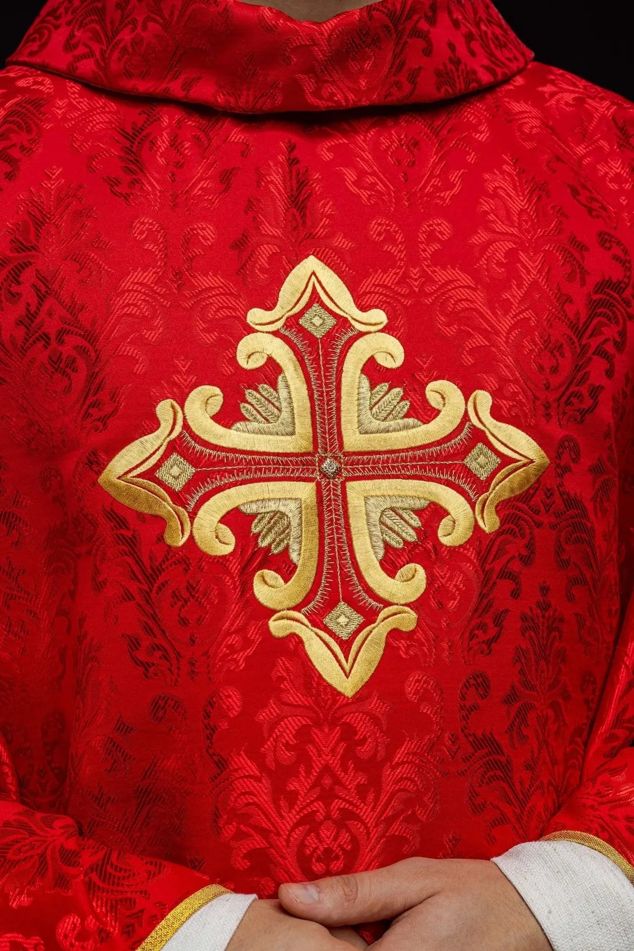 Chasuble rouge avec croix, fabriquée en tissu à motifs