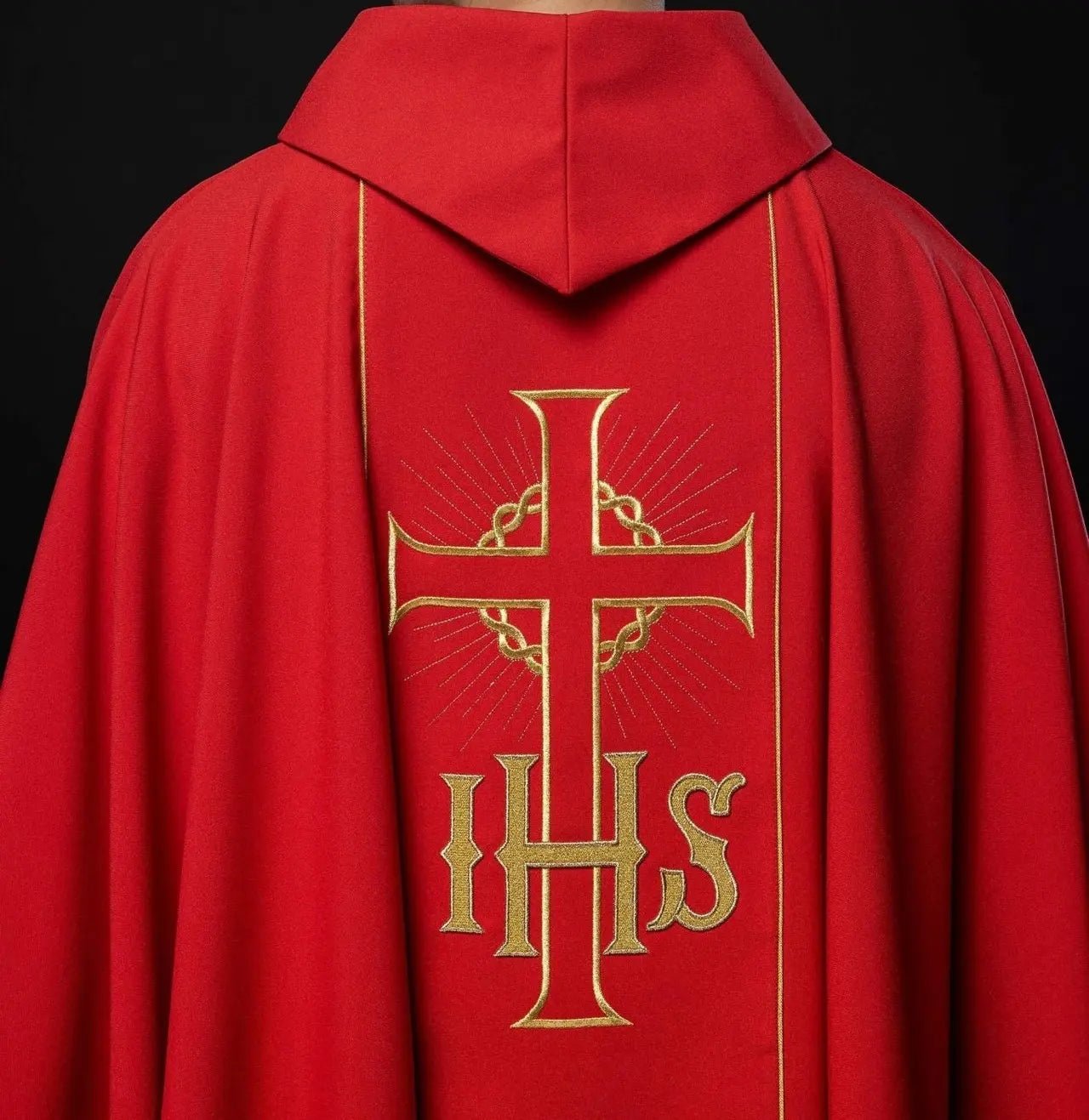 Chasuble rouge avec ceinture dorée décorée avec IHS et oreilles