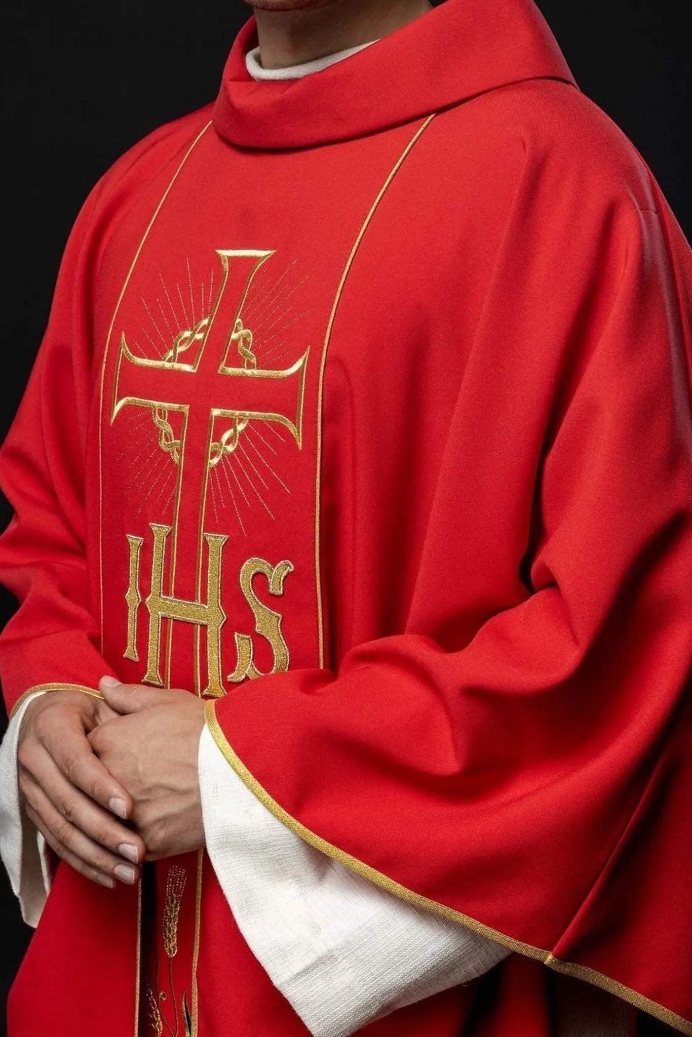 Chasuble rouge avec ceinture dorée décorée avec IHS et oreilles