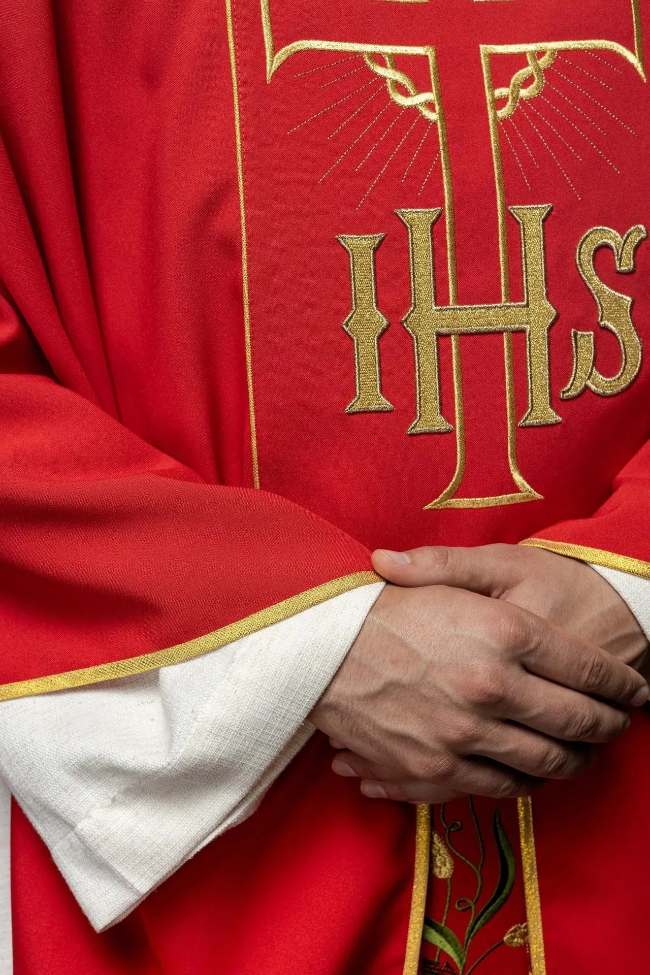 Chasuble rouge avec ceinture dorée décorée avec IHS et oreilles