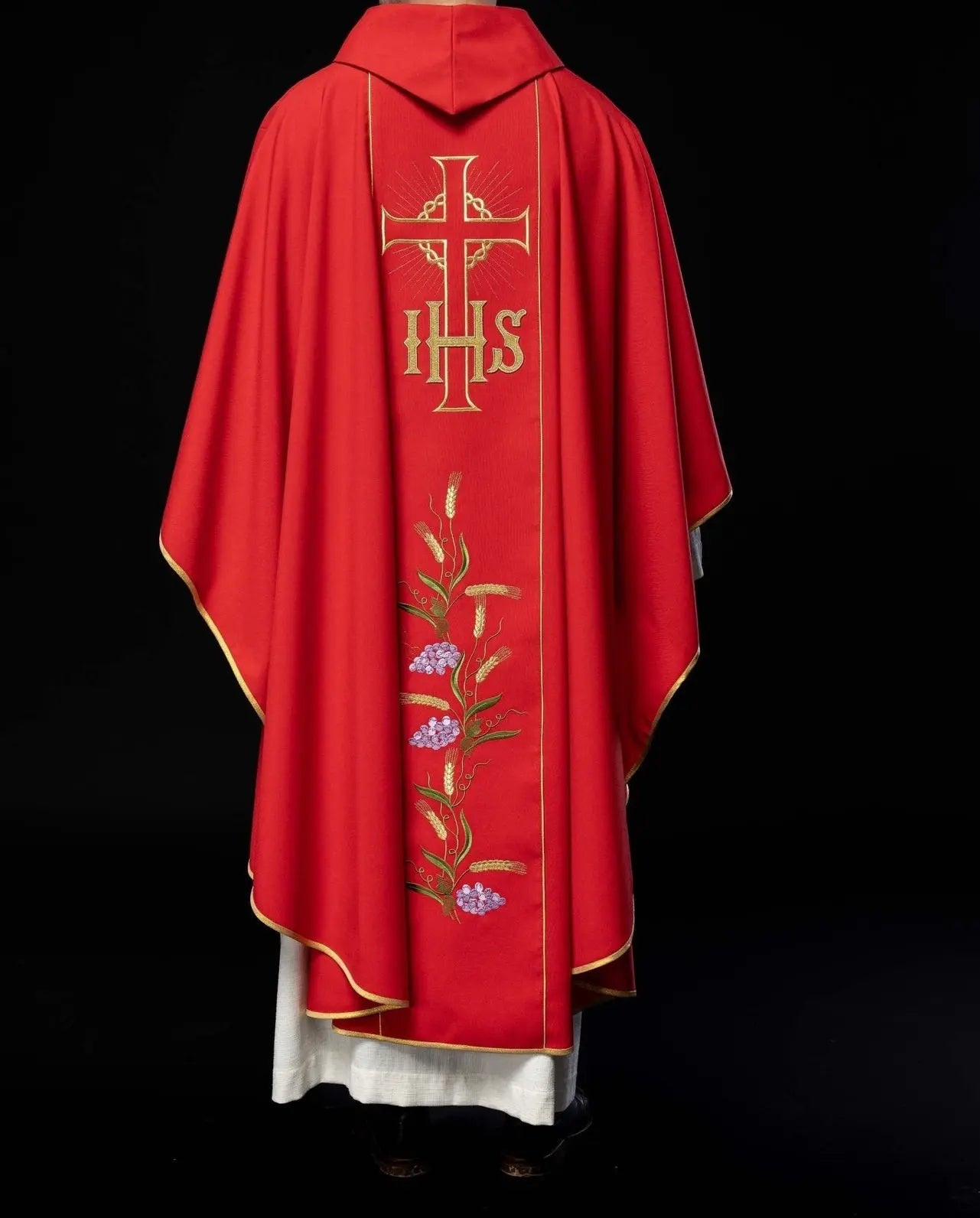 Chasuble rouge avec ceinture dorée décorée avec IHS et oreilles