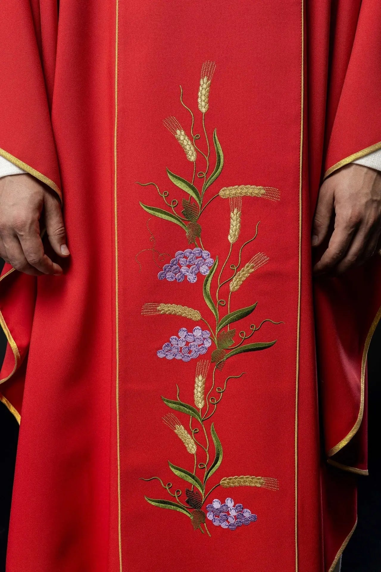 Chasuble rouge avec ceinture dorée décorée avec IHS et oreilles