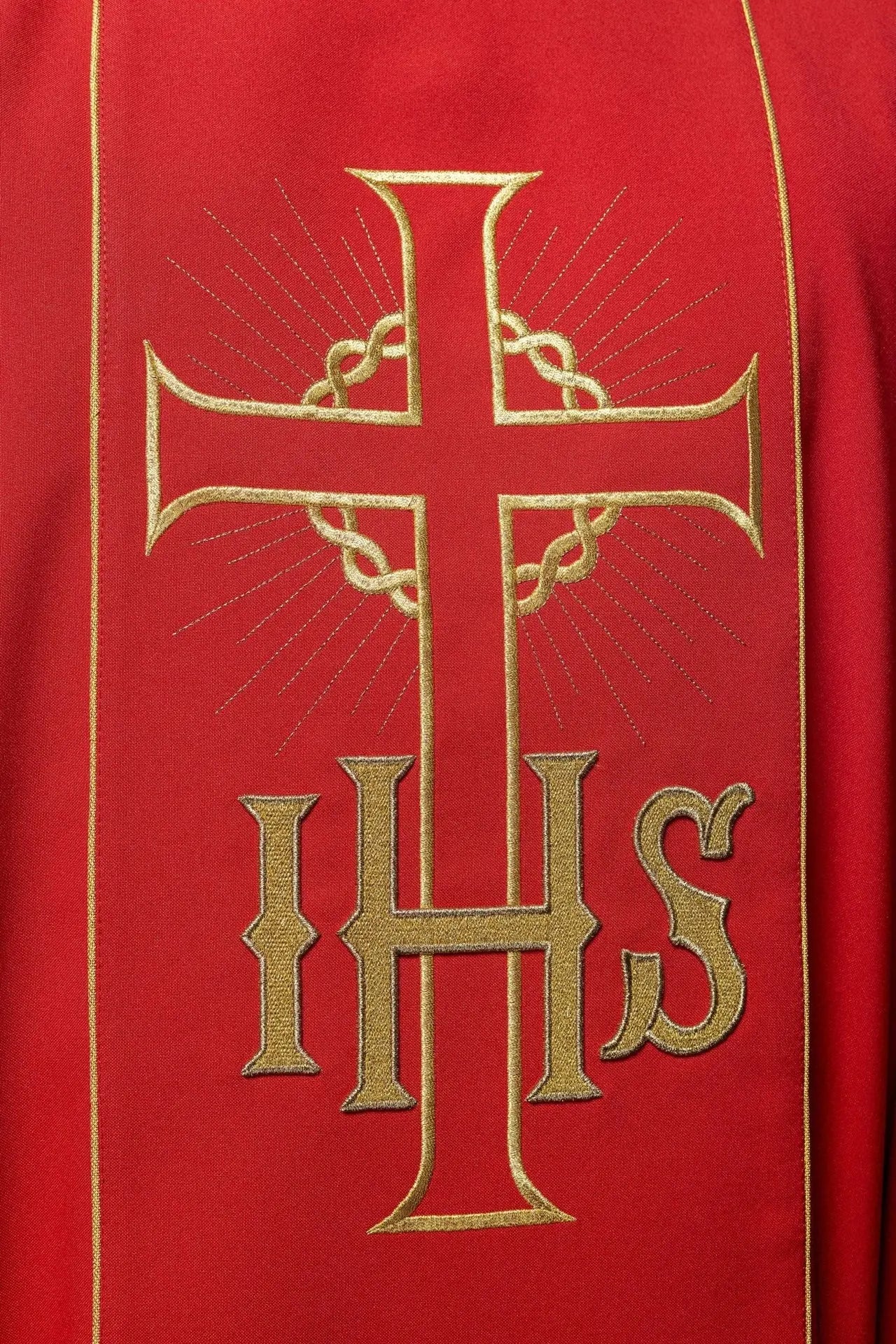 Chasuble rouge avec ceinture dorée décorée avec IHS et oreilles