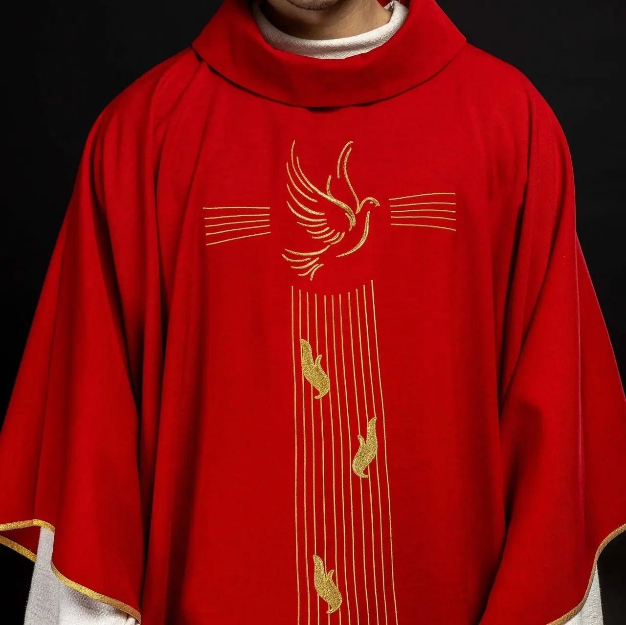 Chasuble rouge avec bordure dorée et broderie du Saint-Esprit