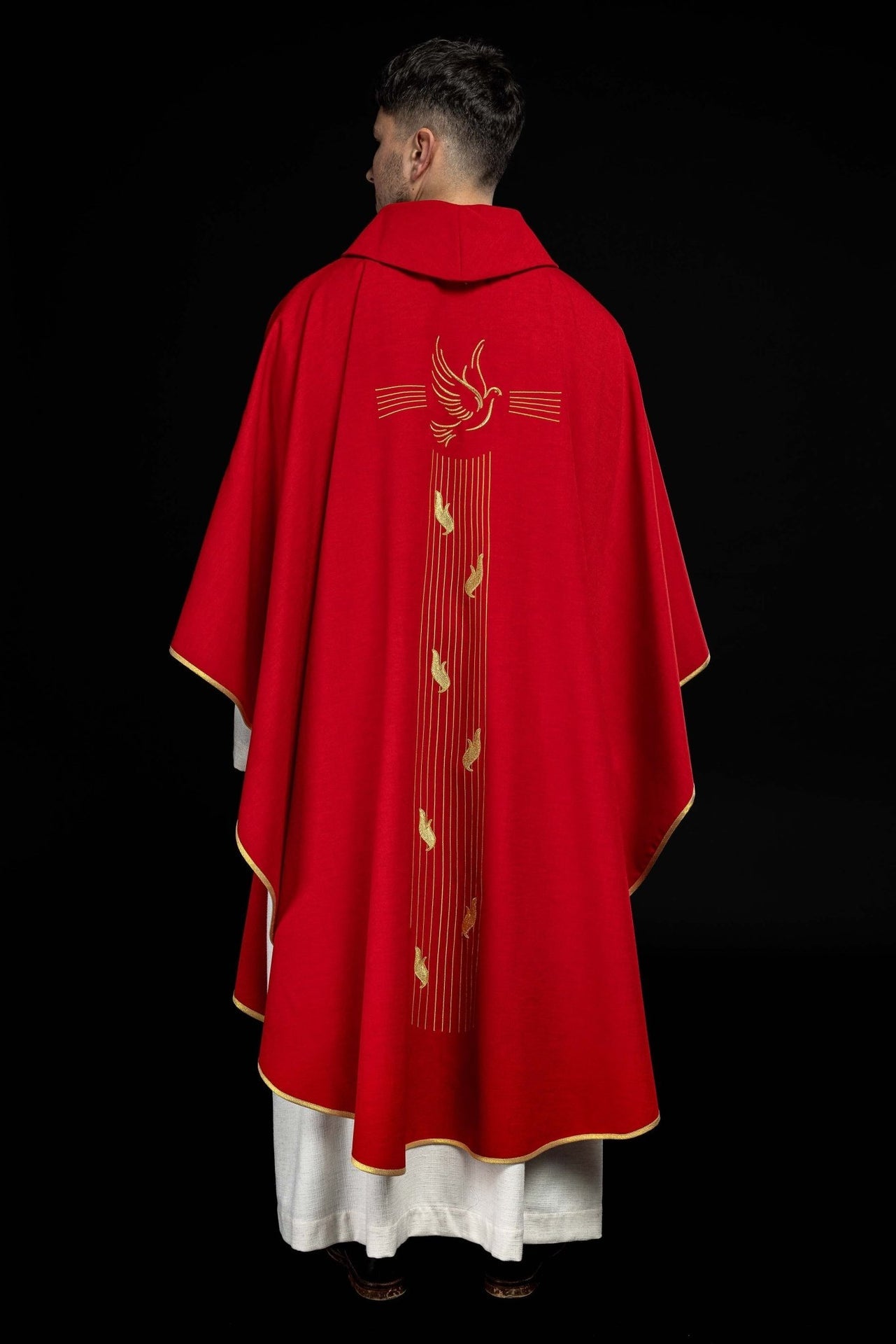 Czerwony ornat z złotą lamówką i haftem Ducha Świętego