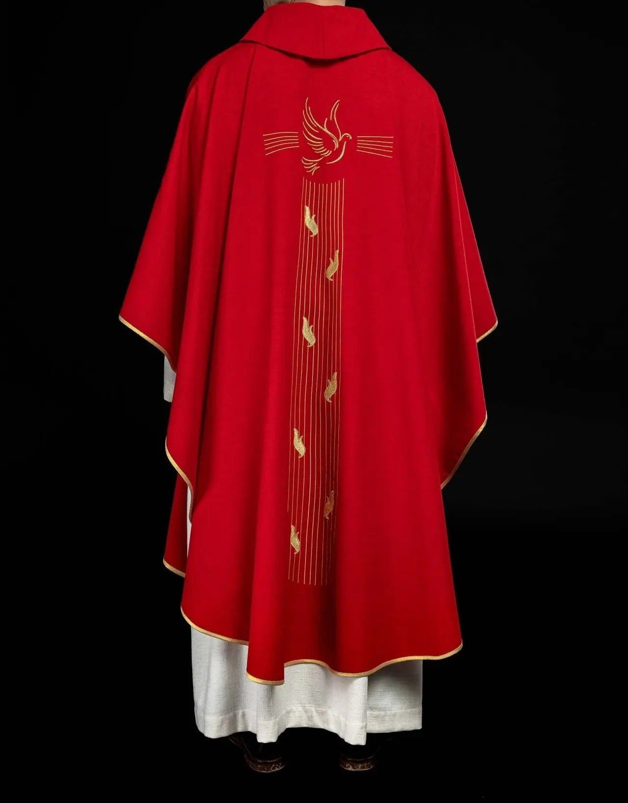 Chasuble rouge avec bordure dorée et broderie du Saint-Esprit