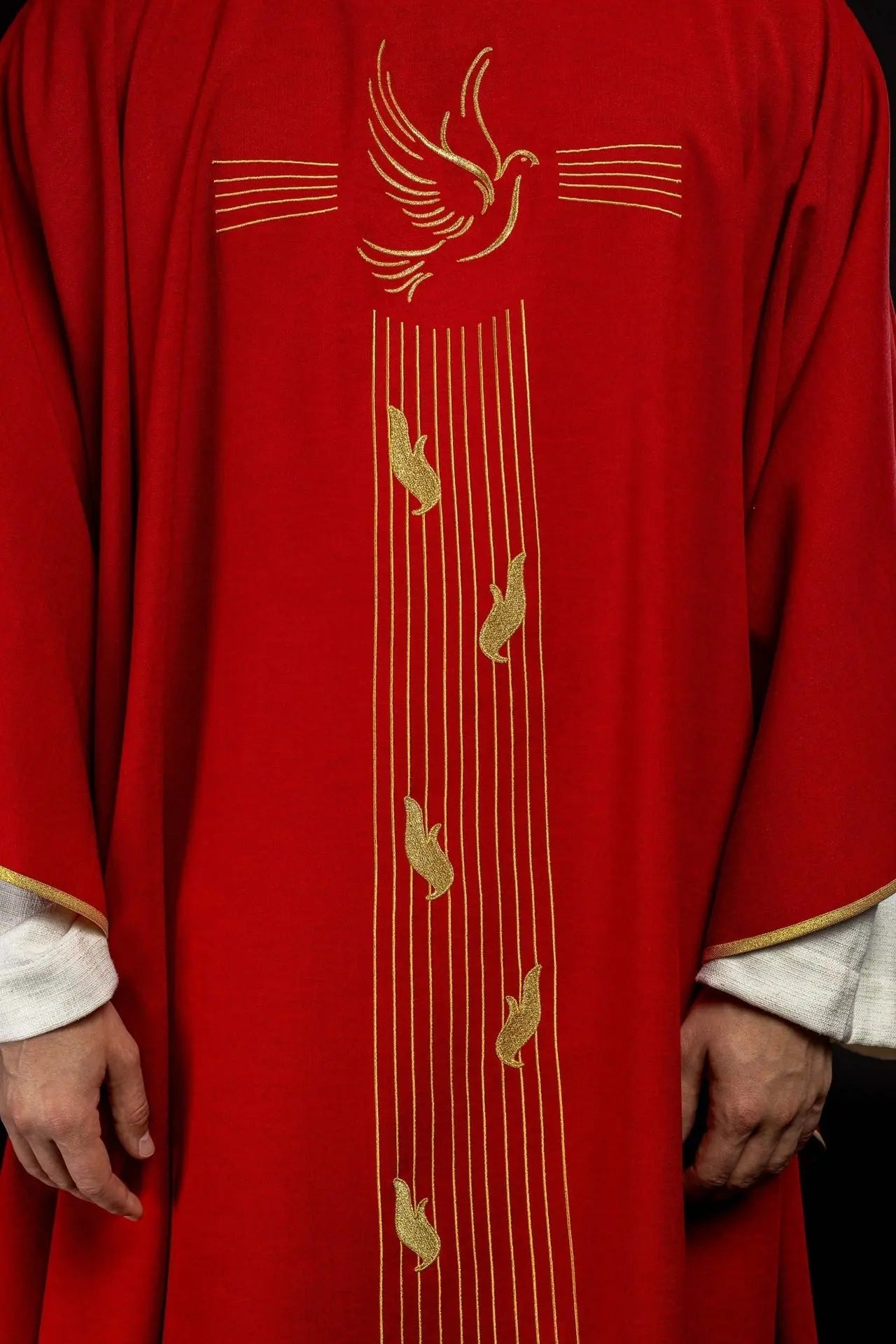 Chasuble rouge avec bordure dorée et broderie du Saint-Esprit