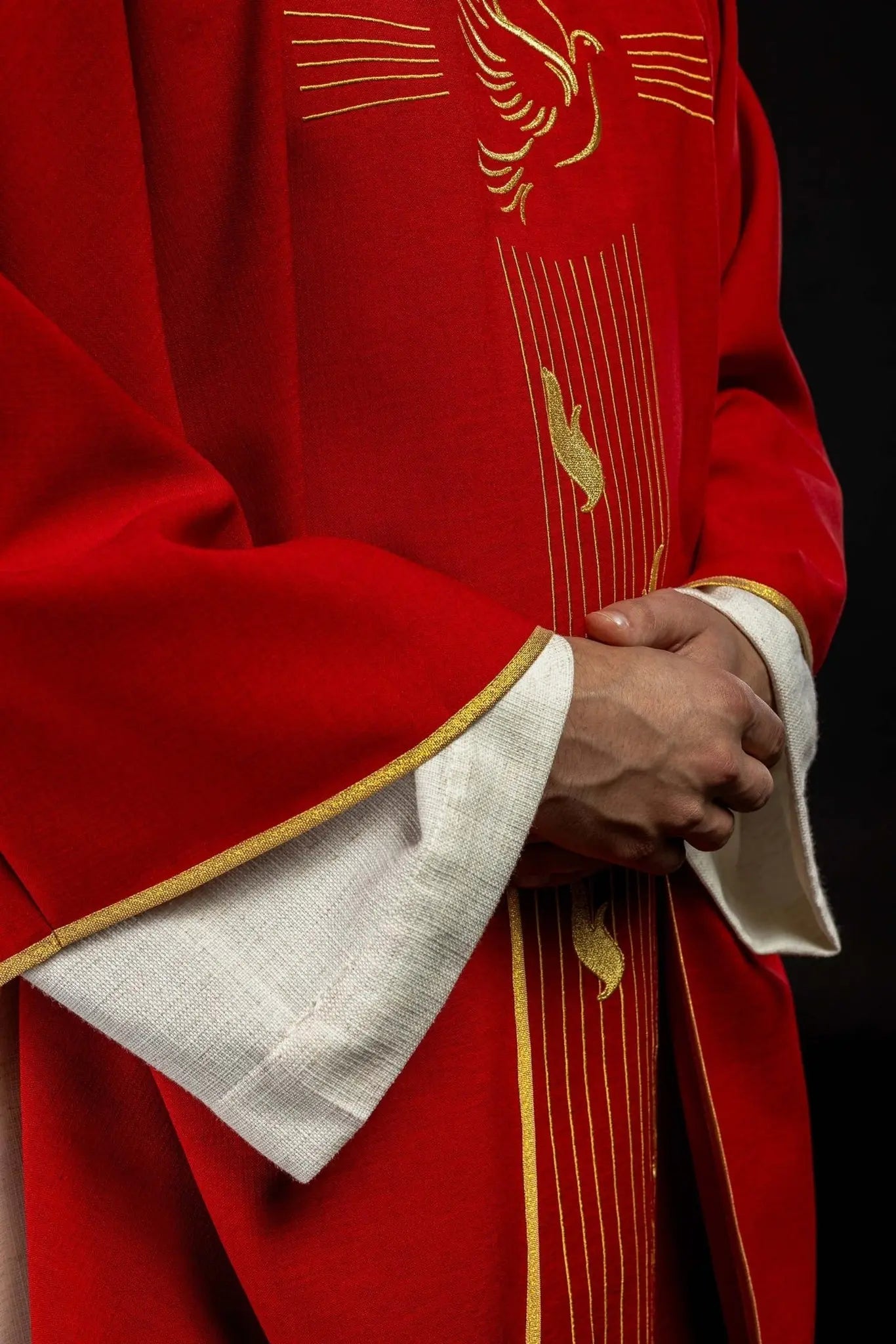 Chasuble rouge avec bordure dorée et broderie du Saint-Esprit