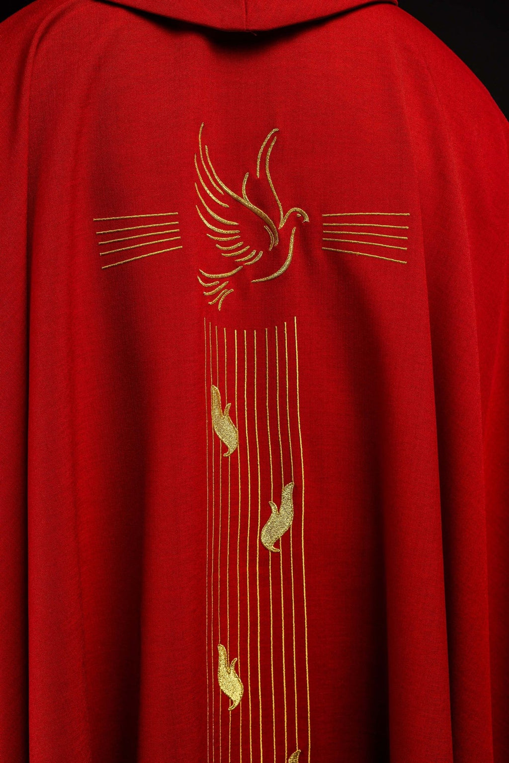 Czerwony ornat z złotą lamówką i haftem Ducha Świętego