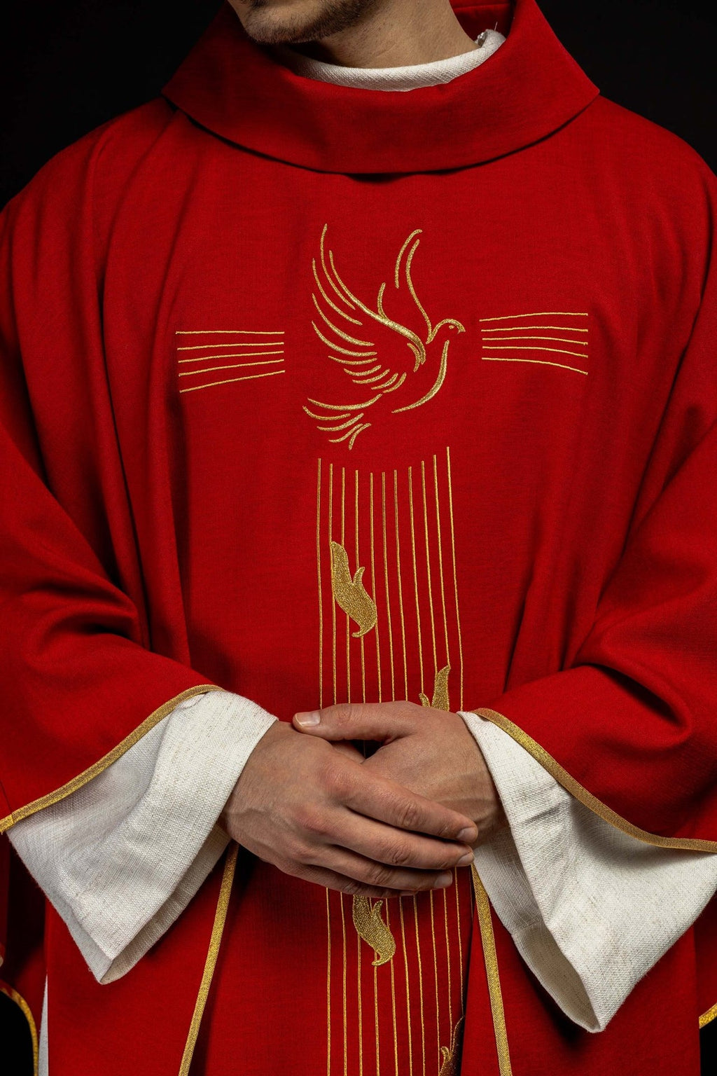 Czerwony ornat z złotą lamówką i haftem Ducha Świętego