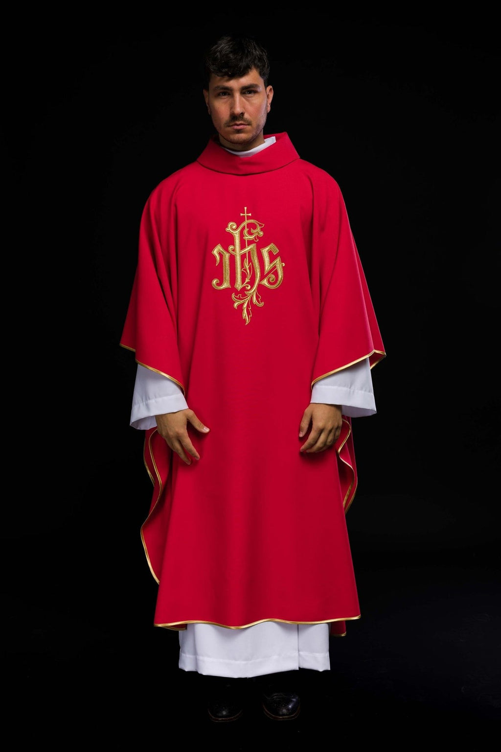 Czerwony ornat z złotym haftem IHS