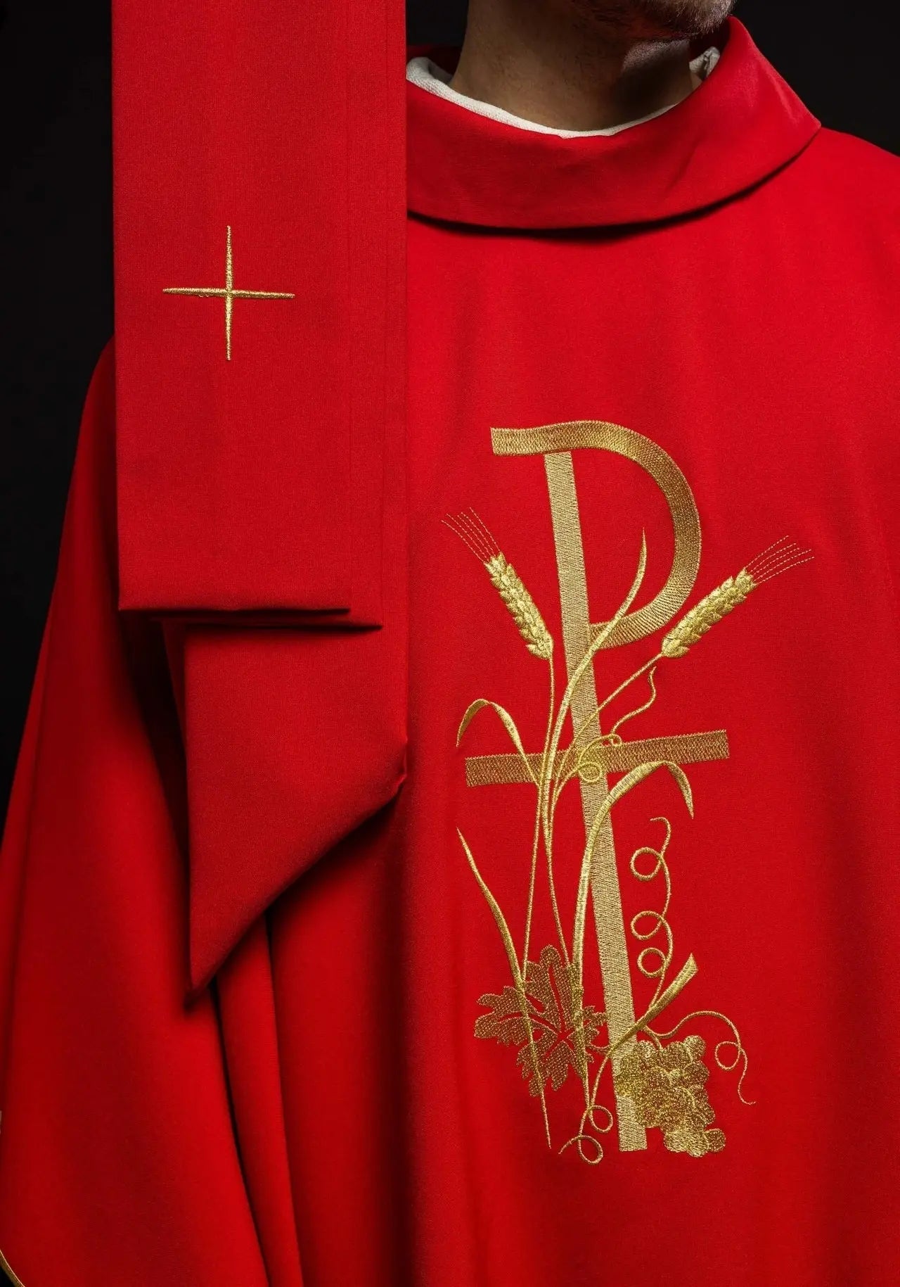 Chasuble rouge avec broderie de croix dorée