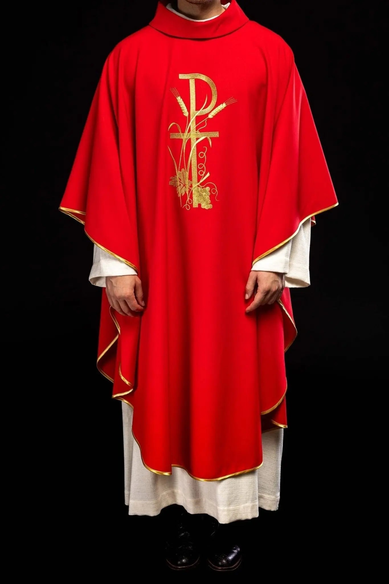 Chasuble rouge avec broderie de croix dorée