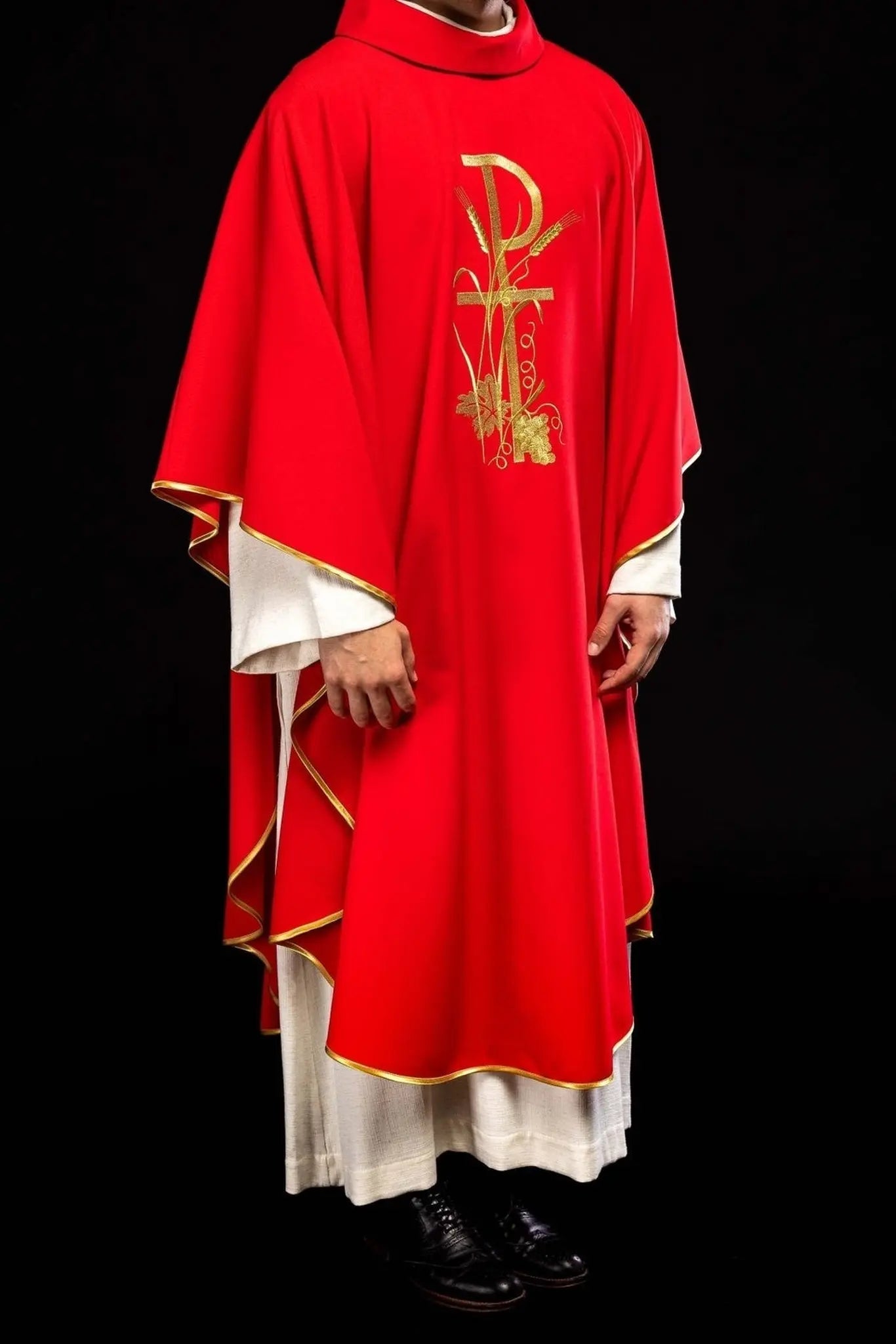 Chasuble rouge avec broderie de croix dorée