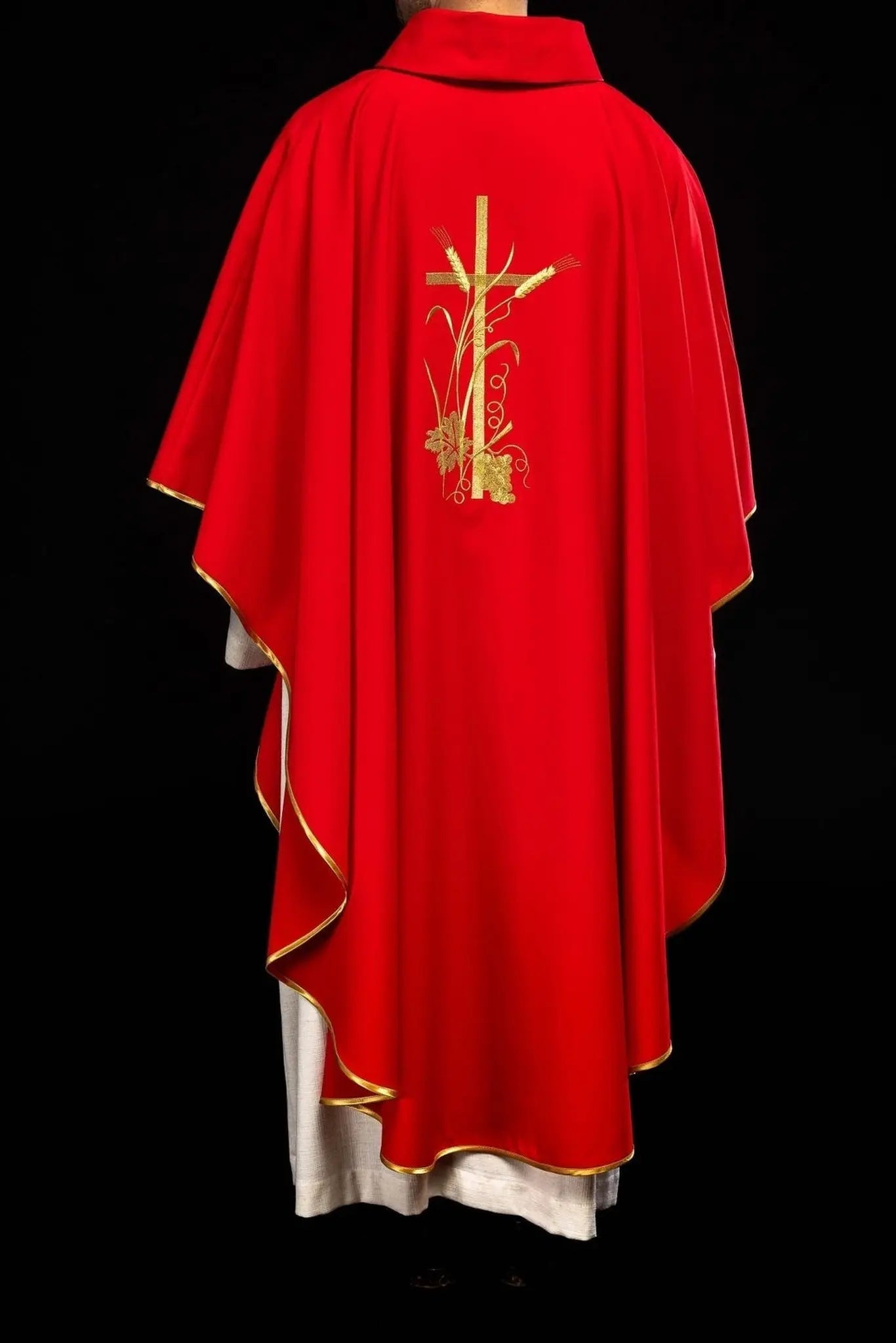 Chasuble rouge avec broderie de croix dorée