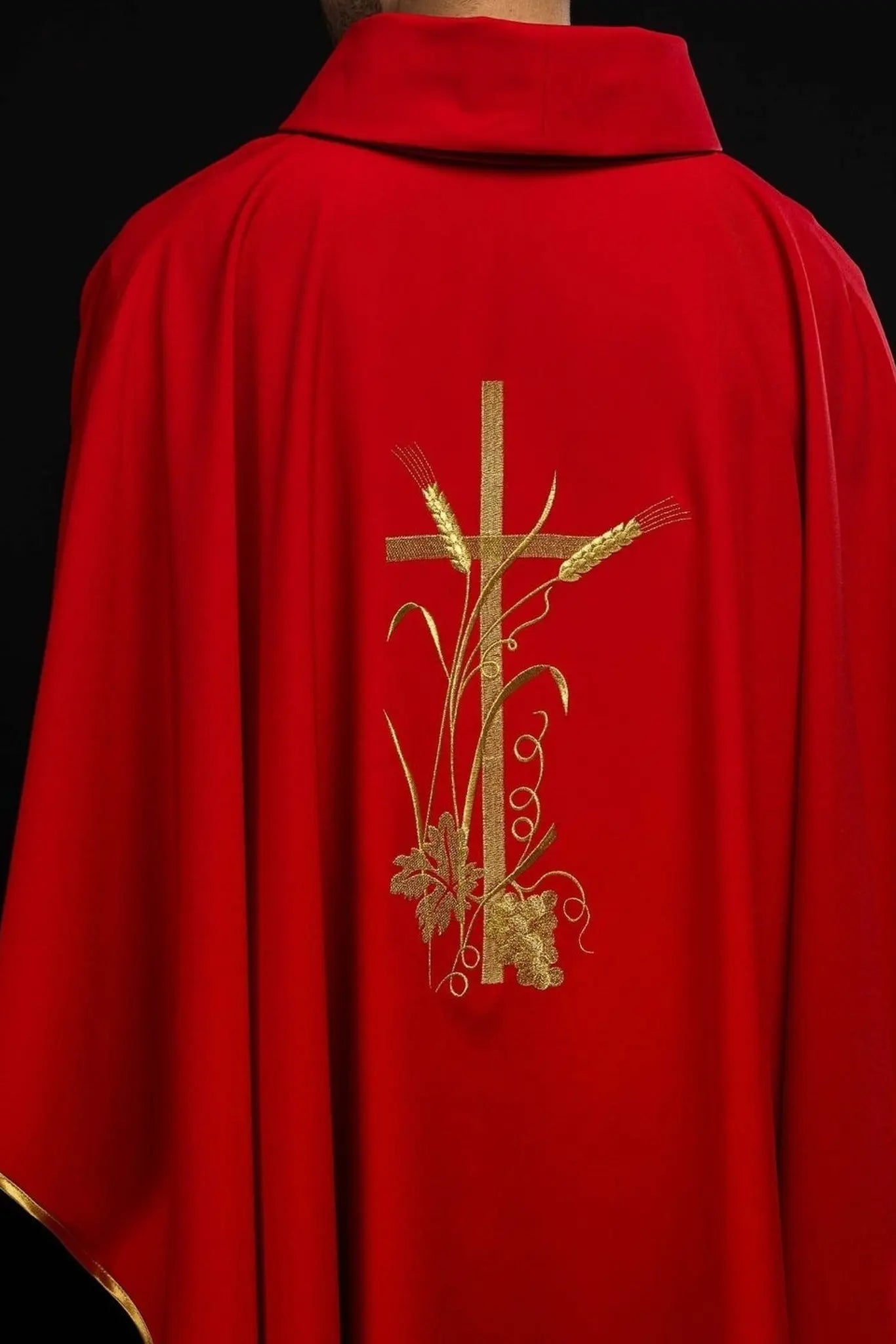 Chasuble rouge avec broderie de croix dorée